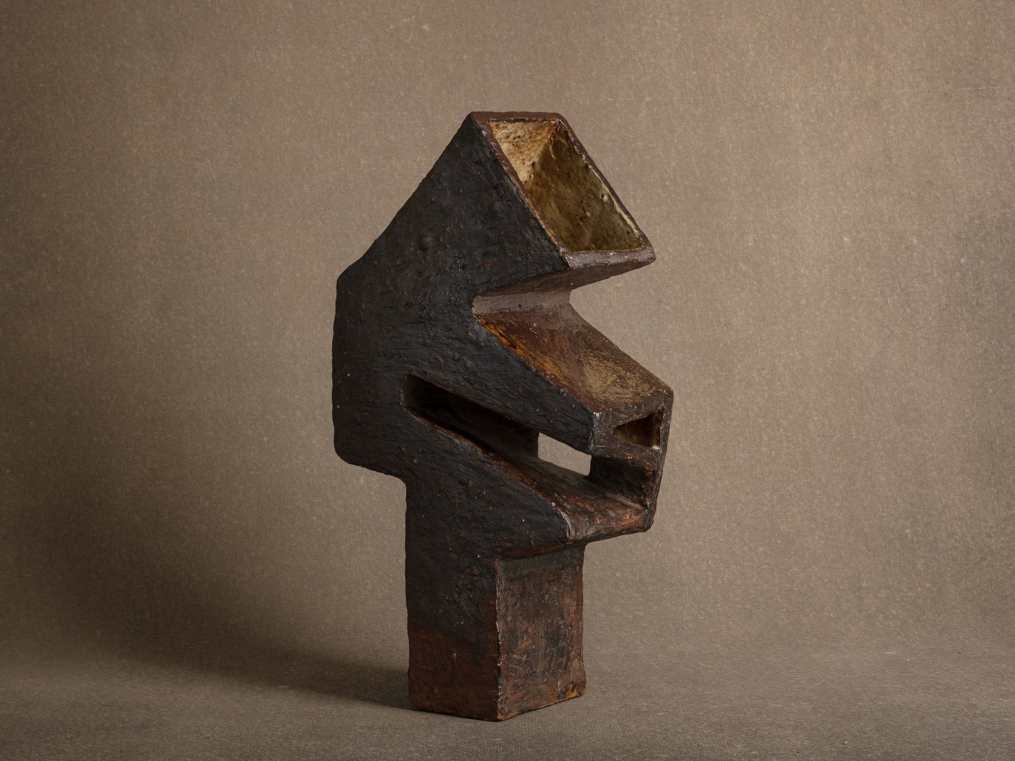 Important vase‑sculpture en grès de La Borne, France (vers 1975-80)..Important La Borne stoneware sculptural vase, France (circa 1975-80)