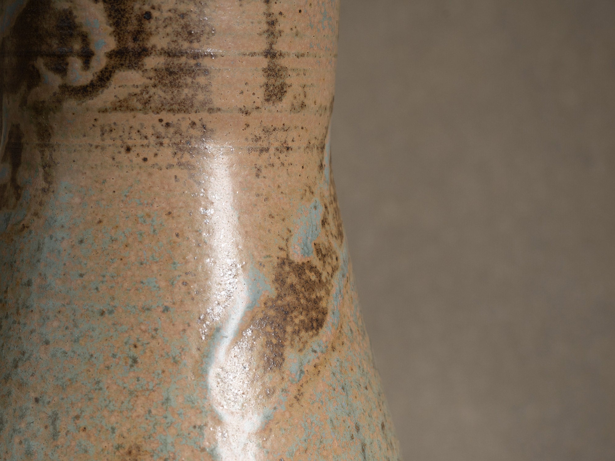 Vase Tokkuri en grès de Pierre Pigaglio, France (vers 1950)..Oustanding japonisme tokkuri stoneware vase by Pierre Pigaglio in Saint‑Amand‑en‑Puisaye, France (circa 1950)