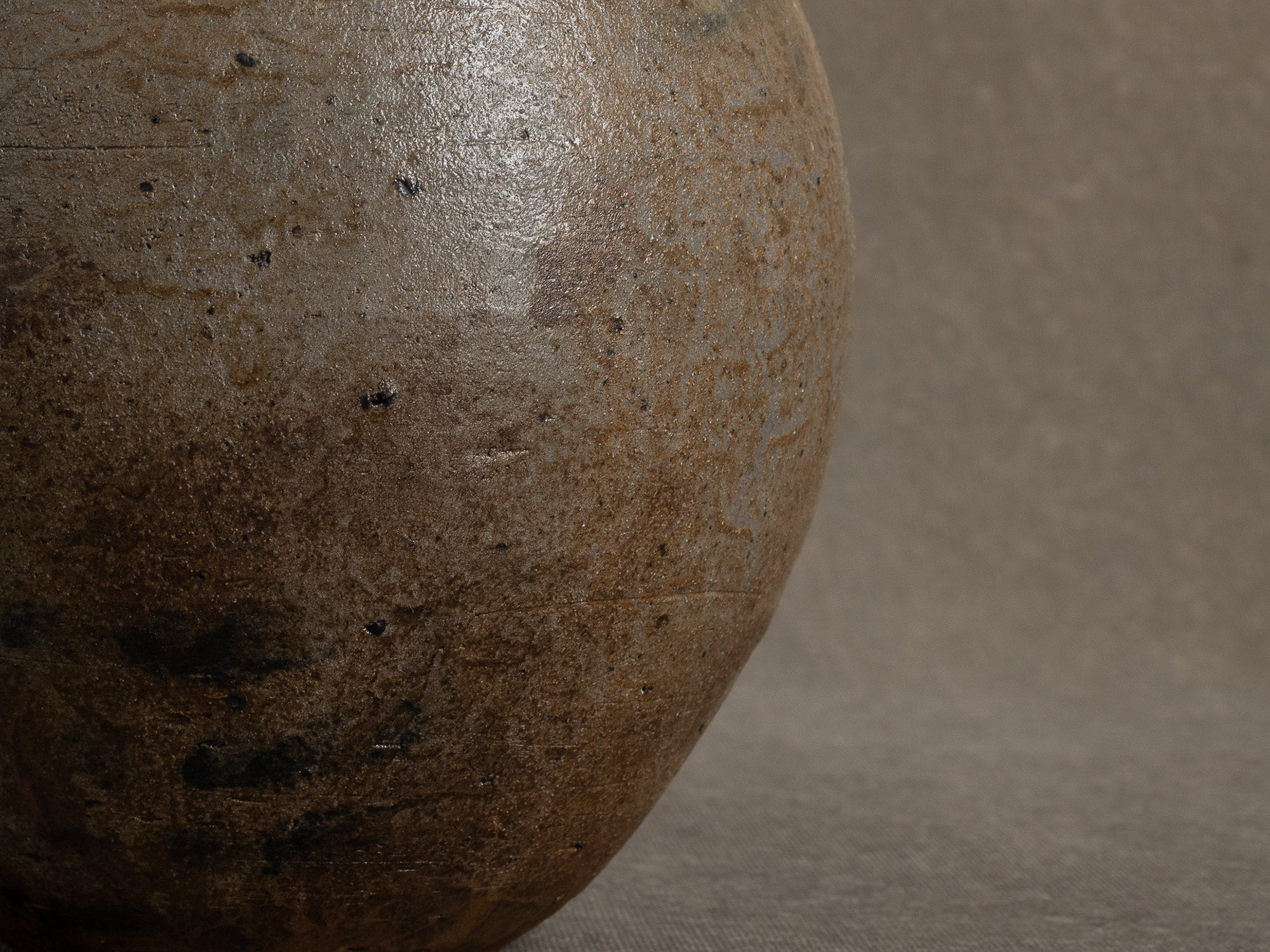 Vase ovoïde en grès de La Borne par Gérard Brossard, France (vers 1975)..Ovoid stoneware vase from La Borne by Gérard Brossard, France (circa 1975)
