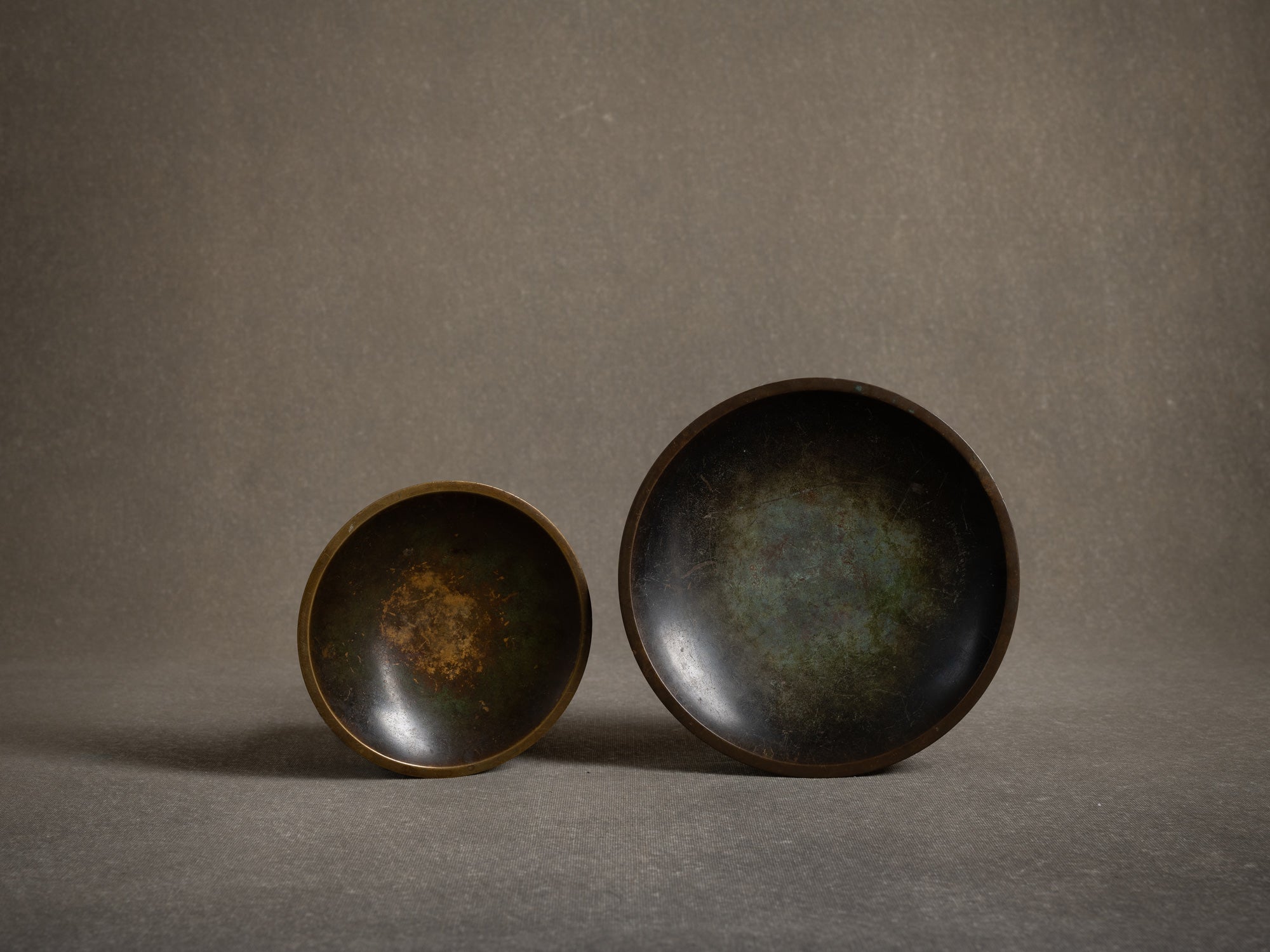 Duo de coupes en bronze de Just Andersen, Danemark (vers 1930)..Set of 2 bronze vessel by Just Andersen, Denmark (ca. 1930)