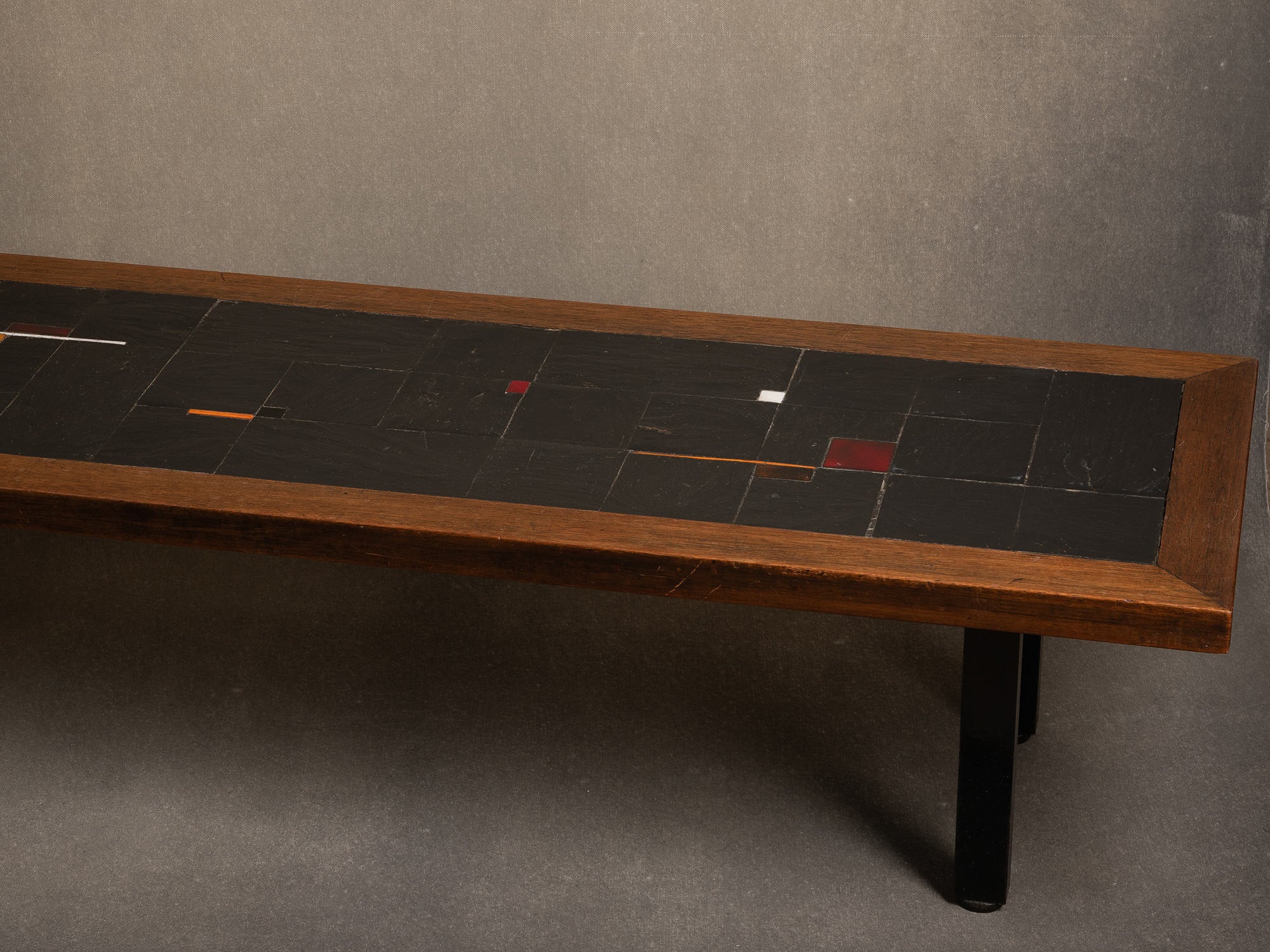 Exceptionnelle table basse en ardoise et céramique de Pierre Lèbe, France (Vers 1965-68)..Exceptional slate and ceramic coffee table by Pierre Lèbe, France (Circa 1965-68)