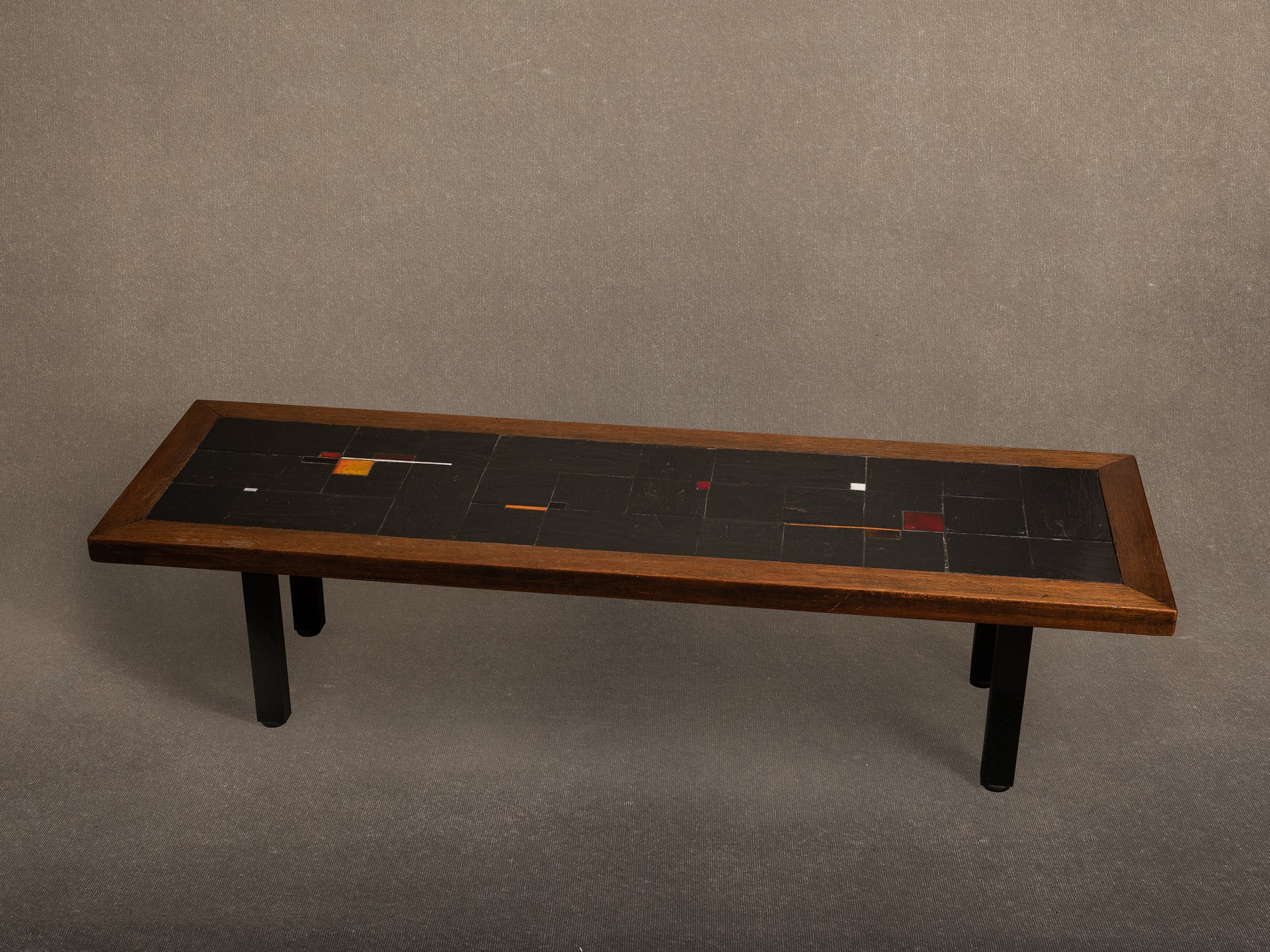 Exceptionnelle table basse en ardoise et céramique de Pierre Lèbe, France (Vers 1965-68)..Exceptional slate and ceramic coffee table by Pierre Lèbe, France (Circa 1965-68)
