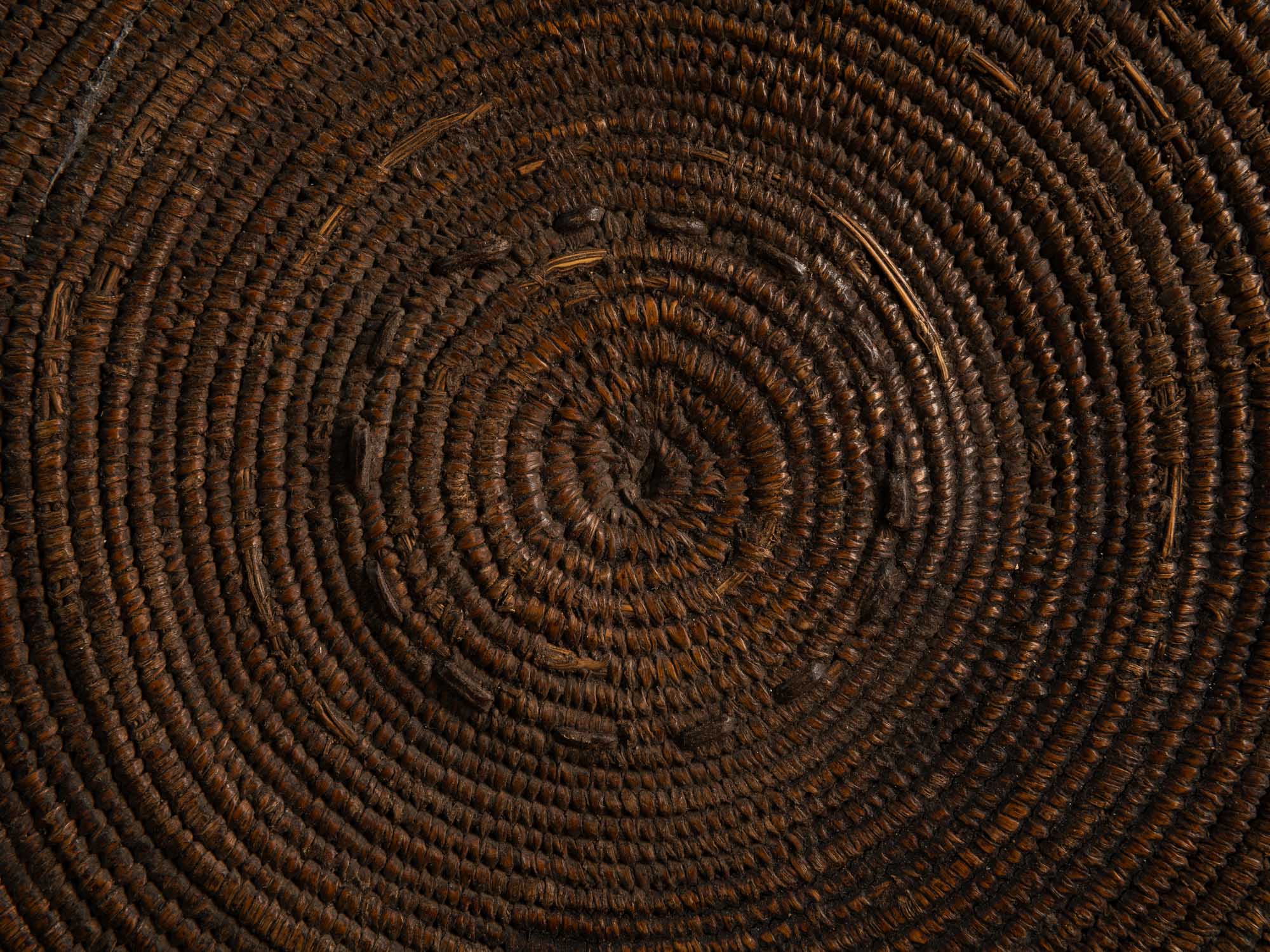 Panier Teda "Kayïgga" en fibres végétales et cuir, Sahara (XXe siècle)..Teda "Kayïgga" basket in plant fibers and leather, Sahara (20th century)