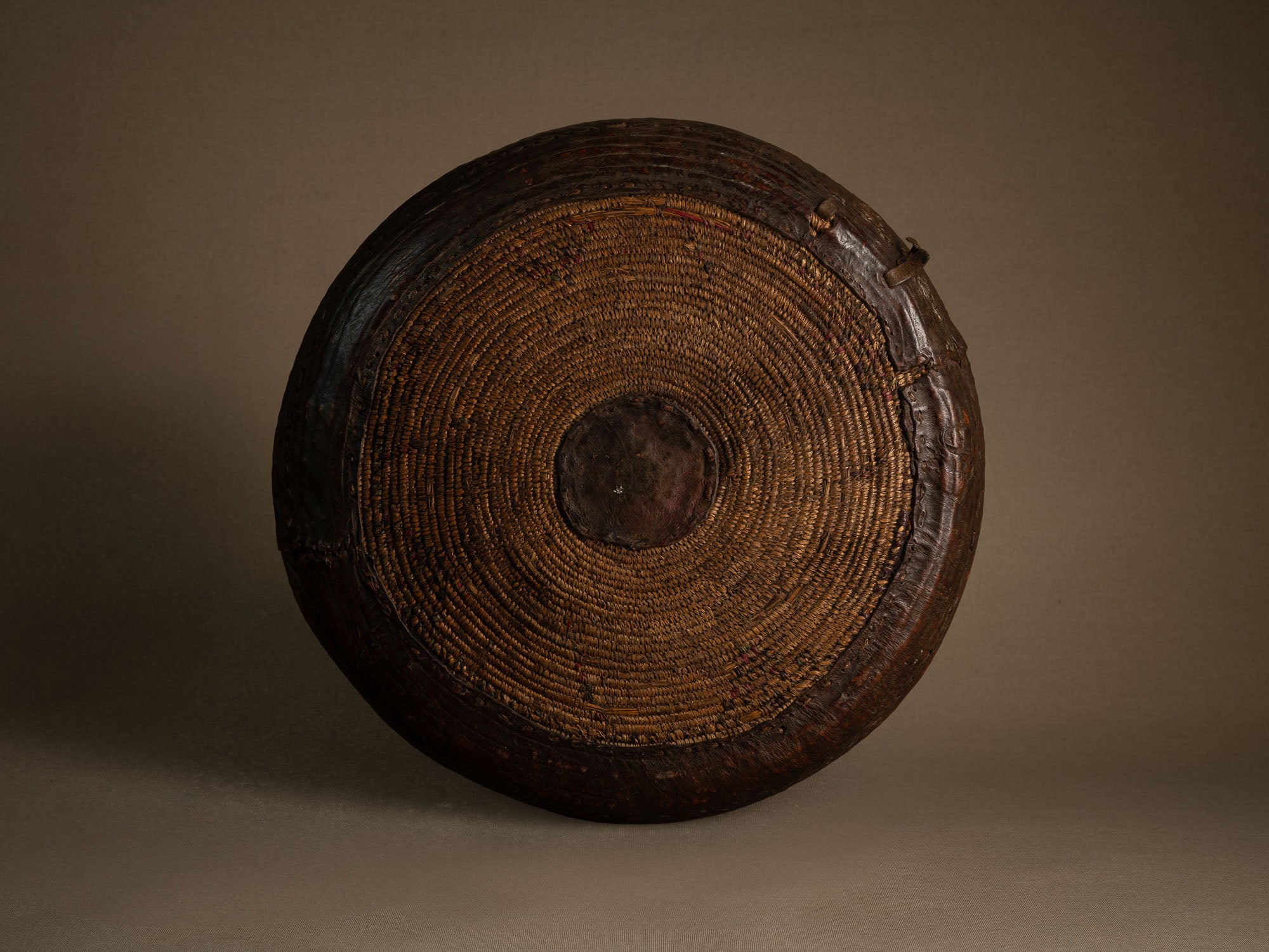 Panier Teda "Kayïgga" en fibres végétales et cuir, Sahara (XXe siècle)..Teda "Kayïgga" basket in plant fibers and leather, Sahara (20th century)