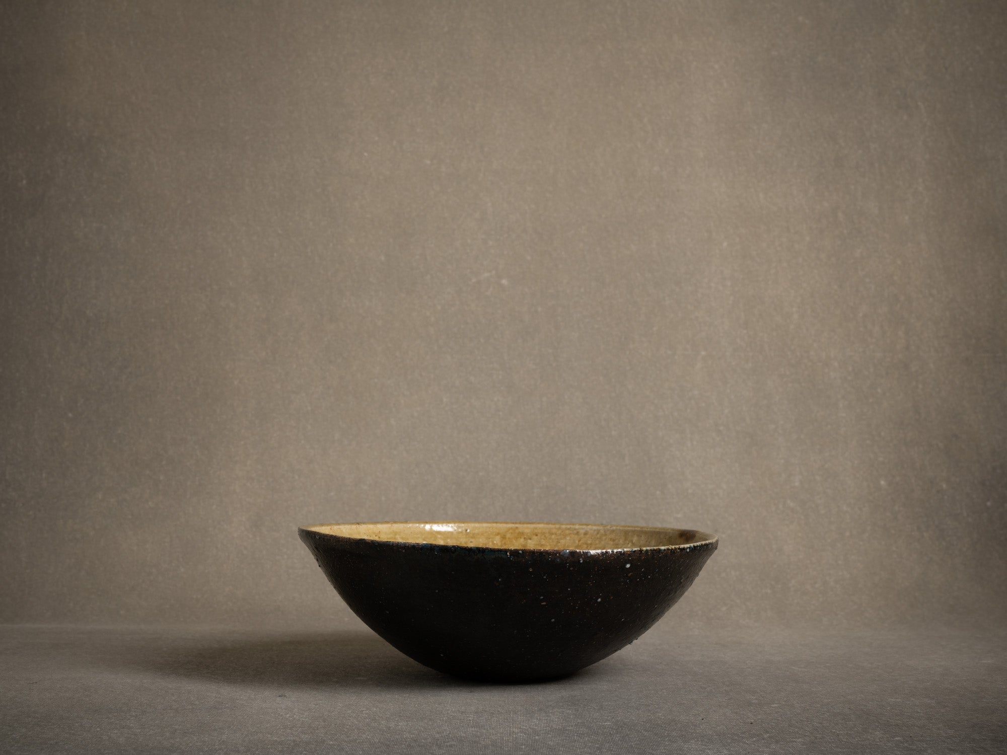 Rare grande coupe en grès de La Borne par Alain Babel, France (1990)..Rare large stoneware bowl from La Borne by Alain Babel, France (1990)
