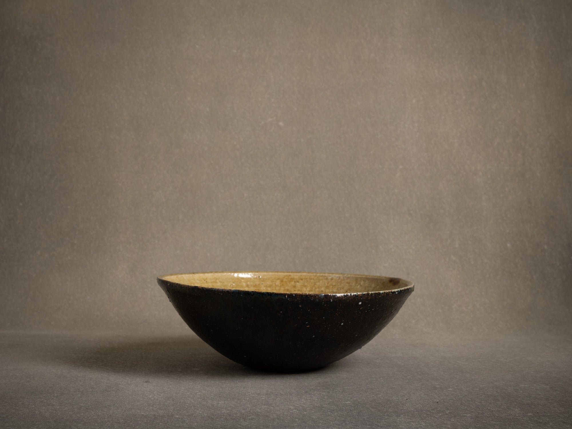 Rare grande coupe en grès de La Borne par Alain Babel, France (1990)..Rare large stoneware bowl from La Borne by Alain Babel, France (1990)