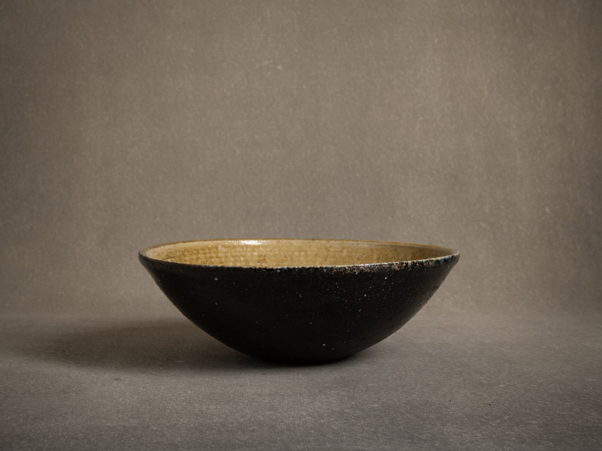 Rare grande coupe en grès de La Borne par Alain Babel, France (1990)..Rare large stoneware bowl from La Borne by Alain Babel, France (1990)