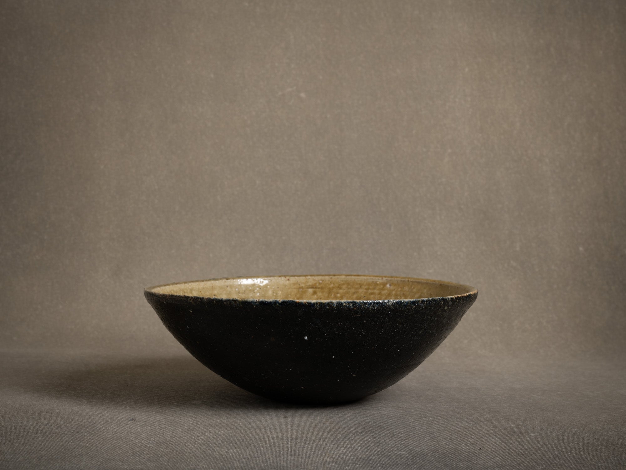 Rare grande coupe en grès de La Borne par Alain Babel, France (1990)..Rare large stoneware bowl from La Borne by Alain Babel, France (1990)