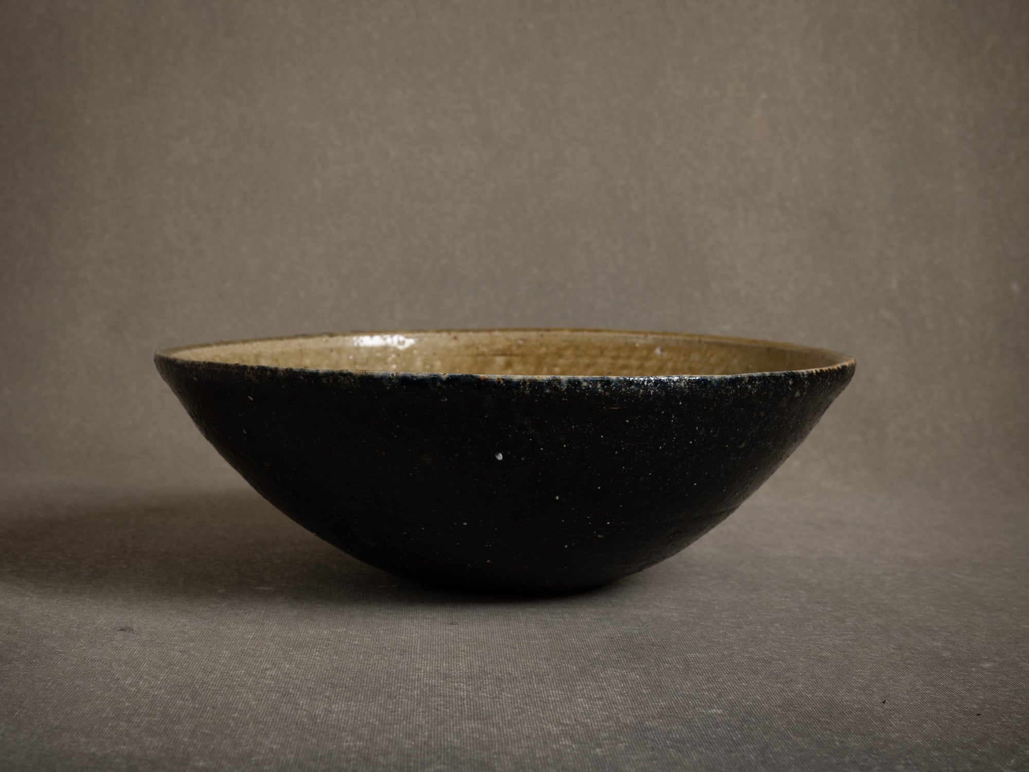 Rare grande coupe en grès de La Borne par Alain Babel, France (1990)..Rare large stoneware bowl from La Borne by Alain Babel, France (1990)