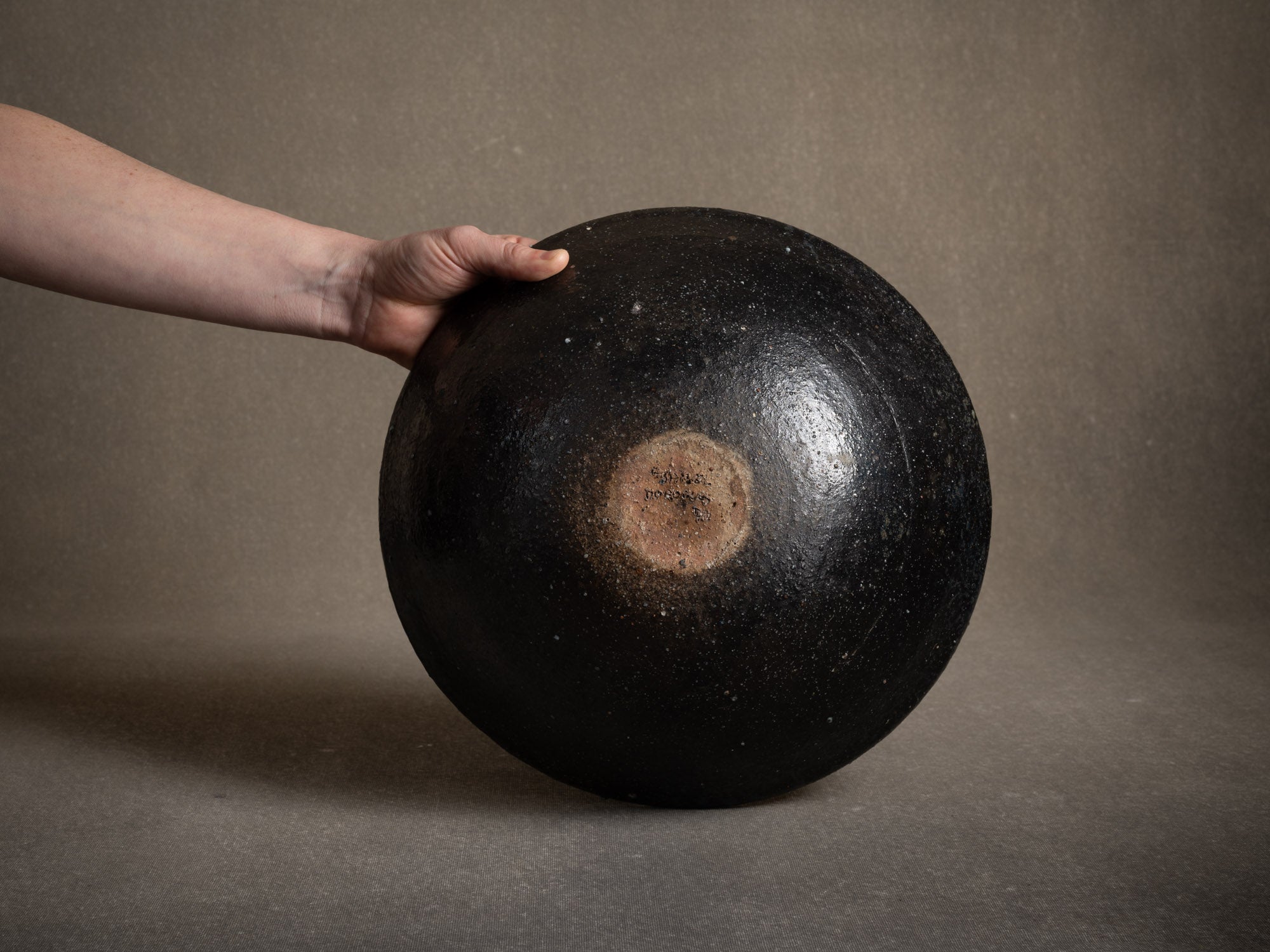 Rare grande coupe en grès de La Borne par Alain Babel, France (1990)..Rare large stoneware bowl from La Borne by Alain Babel, France (1990)