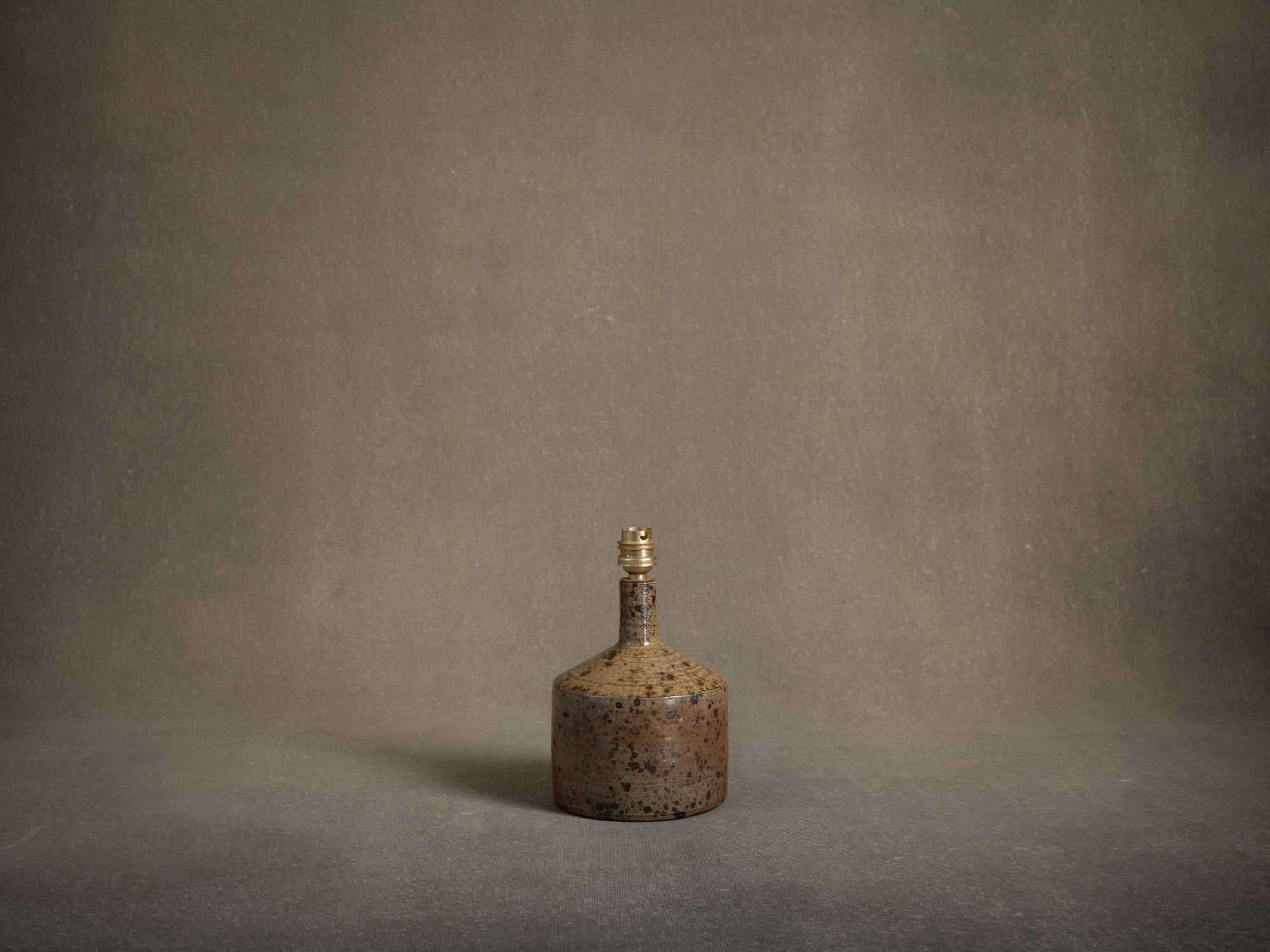 Lampe en grès par Gustave Tiffoche, France (vers 1963-65)..Stoneware lamp La Borne school by Gustave Tiffoche, France (circa 1963-65)