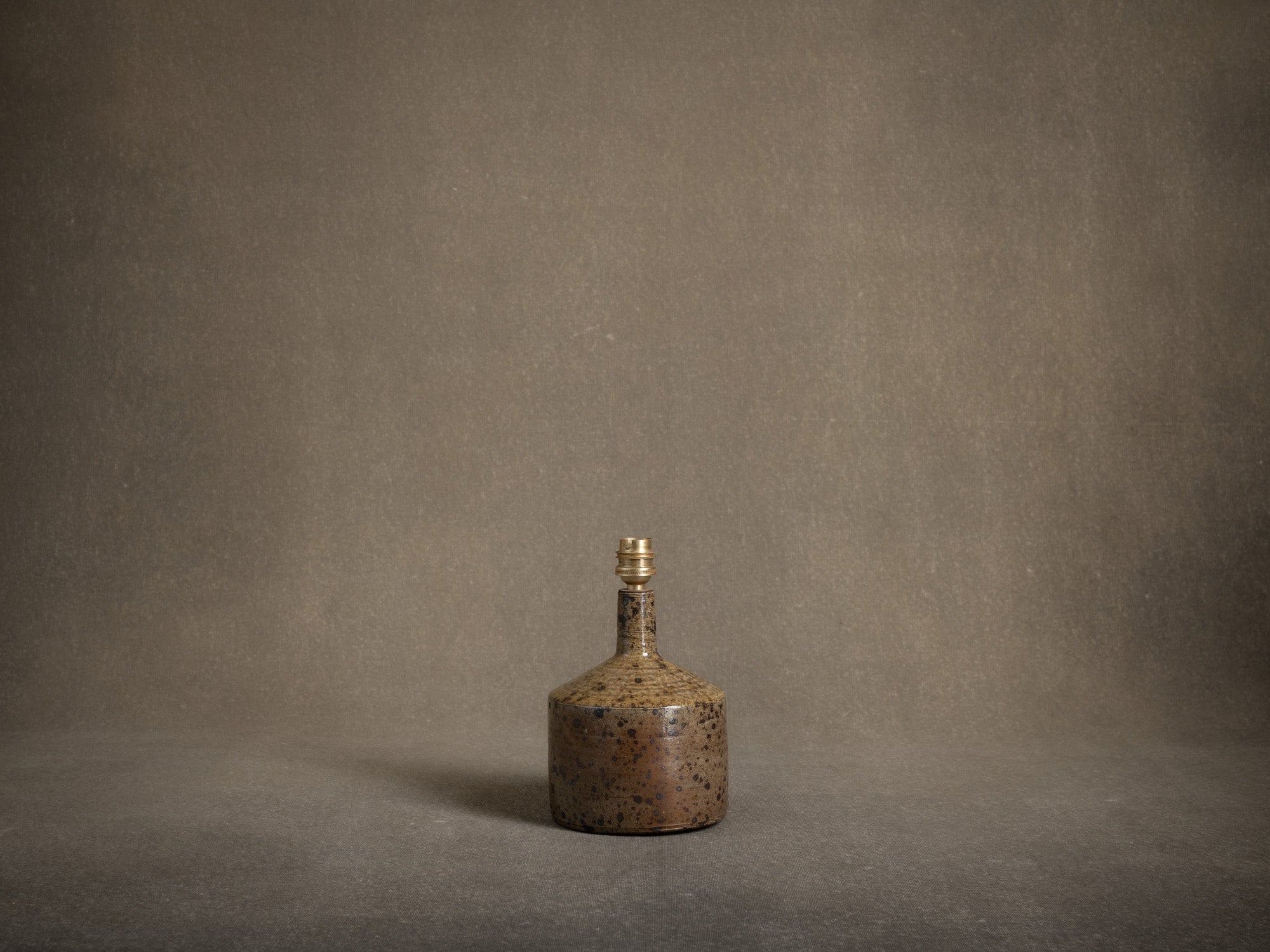 Lampe en grès par Gustave Tiffoche, France (vers 1963-65)..Stoneware lamp La Borne school by Gustave Tiffoche, France (circa 1963-65)