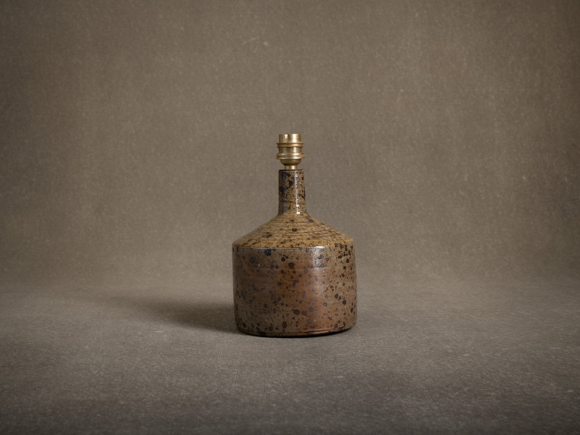 Lampe en grès par Gustave Tiffoche, France (vers 1963-65)..Stoneware lamp La Borne school by Gustave Tiffoche, France (circa 1963-65)