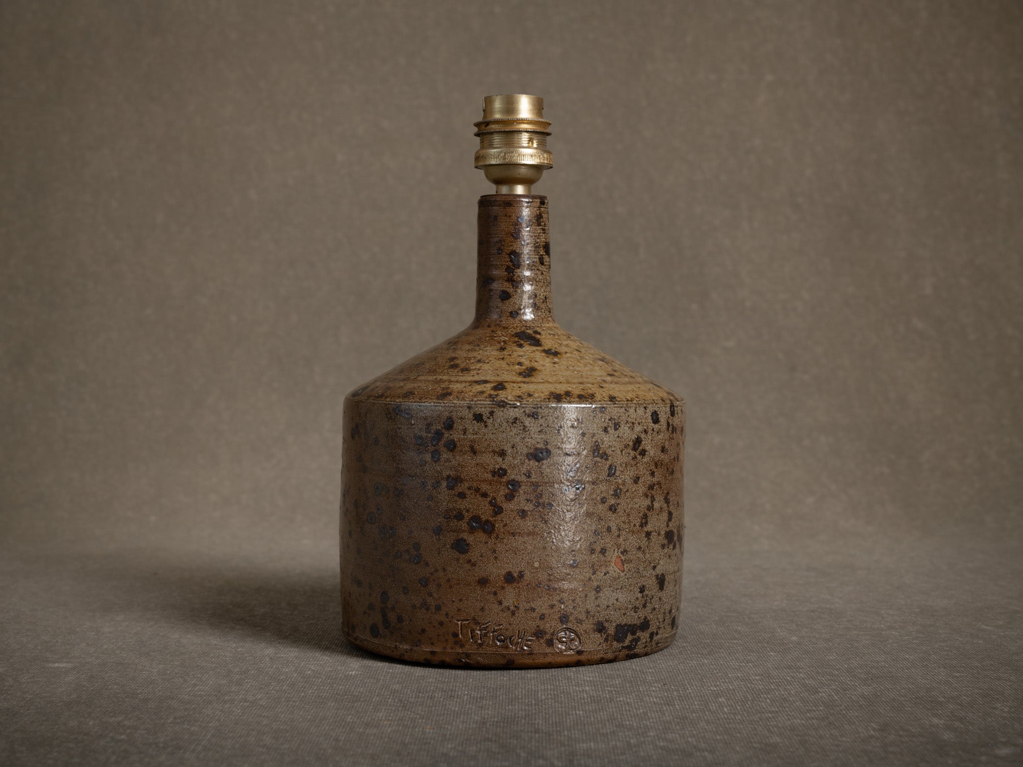 Lampe en grès par Gustave Tiffoche, France (vers 1963-65)..Stoneware lamp La Borne school by Gustave Tiffoche, France (circa 1963-65)