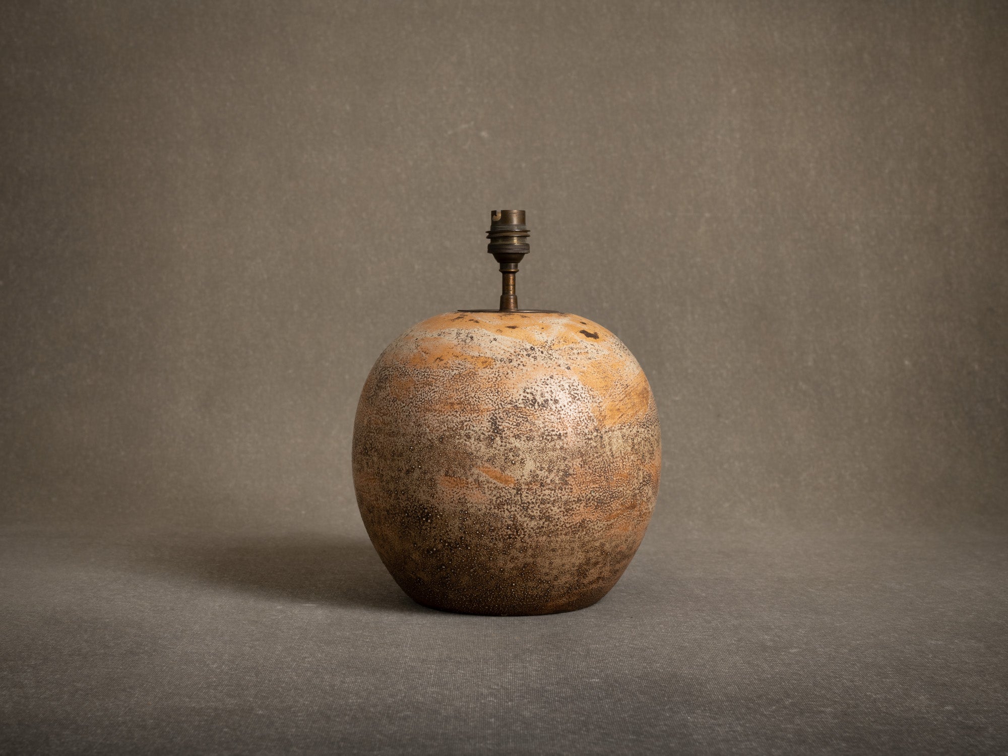 Rare lampe boule Art Déco René Hénon, Atelier Kéramos, France (vers 1945-50)..Rare Keramos Art Deco Ball lamp in the manner of Jean Besnard, France (circa 1945-50)