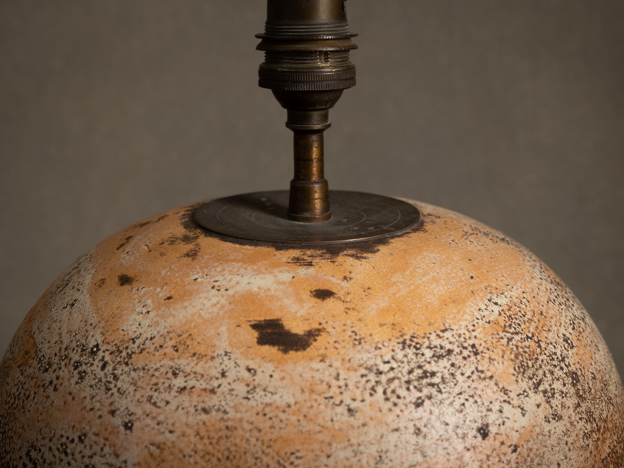 Rare lampe boule Art Déco René Hénon, Atelier Kéramos, France (vers 1945-50)..Rare Keramos Art Deco Ball lamp in the manner of Jean Besnard, France (circa 1945-50)