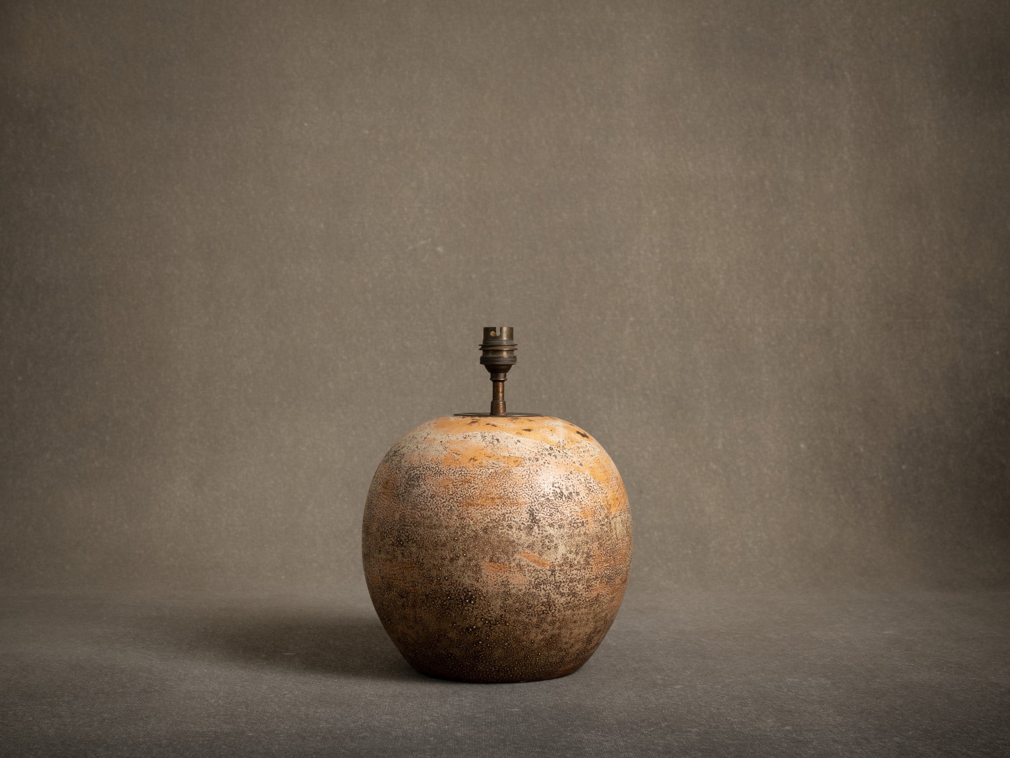 Rare lampe boule Art Déco René Hénon, Atelier Kéramos, France (vers 1945-50)..Rare Keramos Art Deco Ball lamp in the manner of Jean Besnard, France (circa 1945-50)