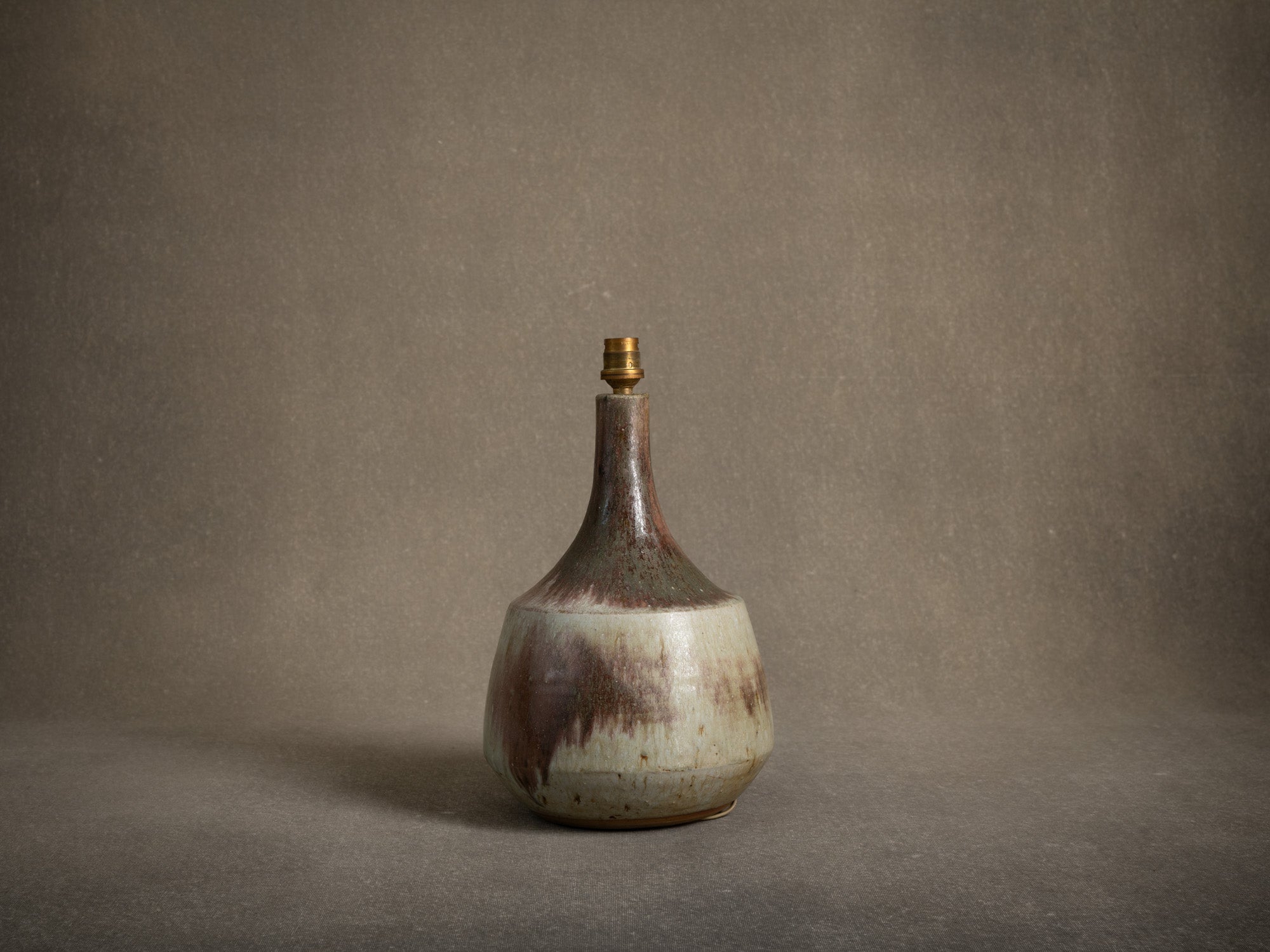 Lampe en grès de La Borne par Annie Maume, France (vers 1975)..Large La Borne stoneware lamp base by Annie Maume, France (circa 1975)