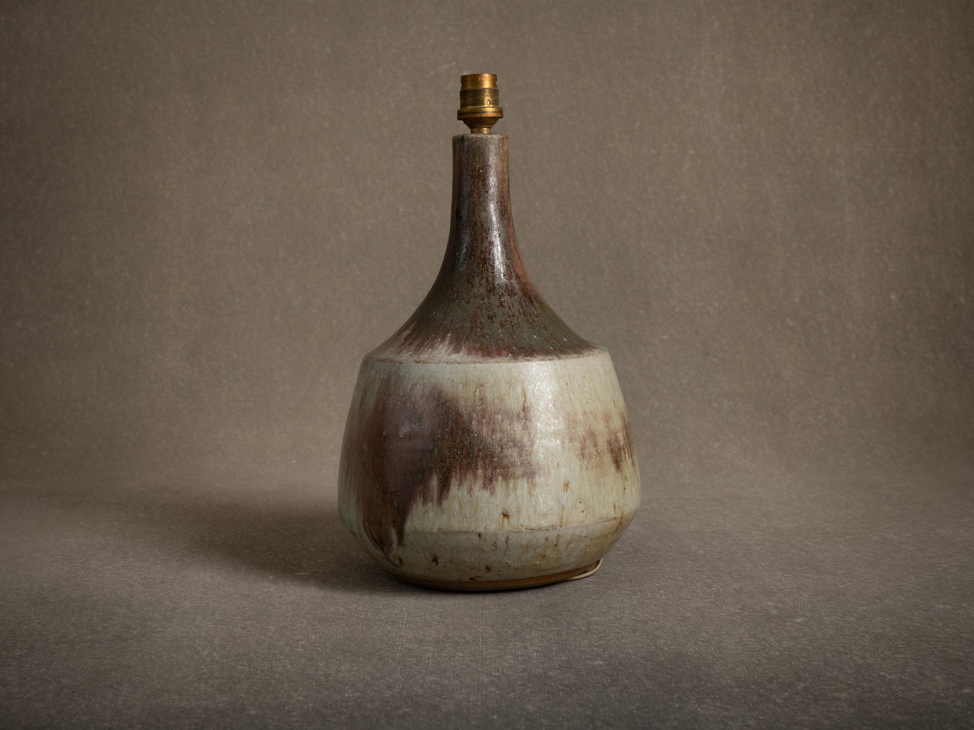 Lampe en grès de La Borne par Annie Maume, France (vers 1975)..Large La Borne stoneware lamp base by Annie Maume, France (circa 1975)