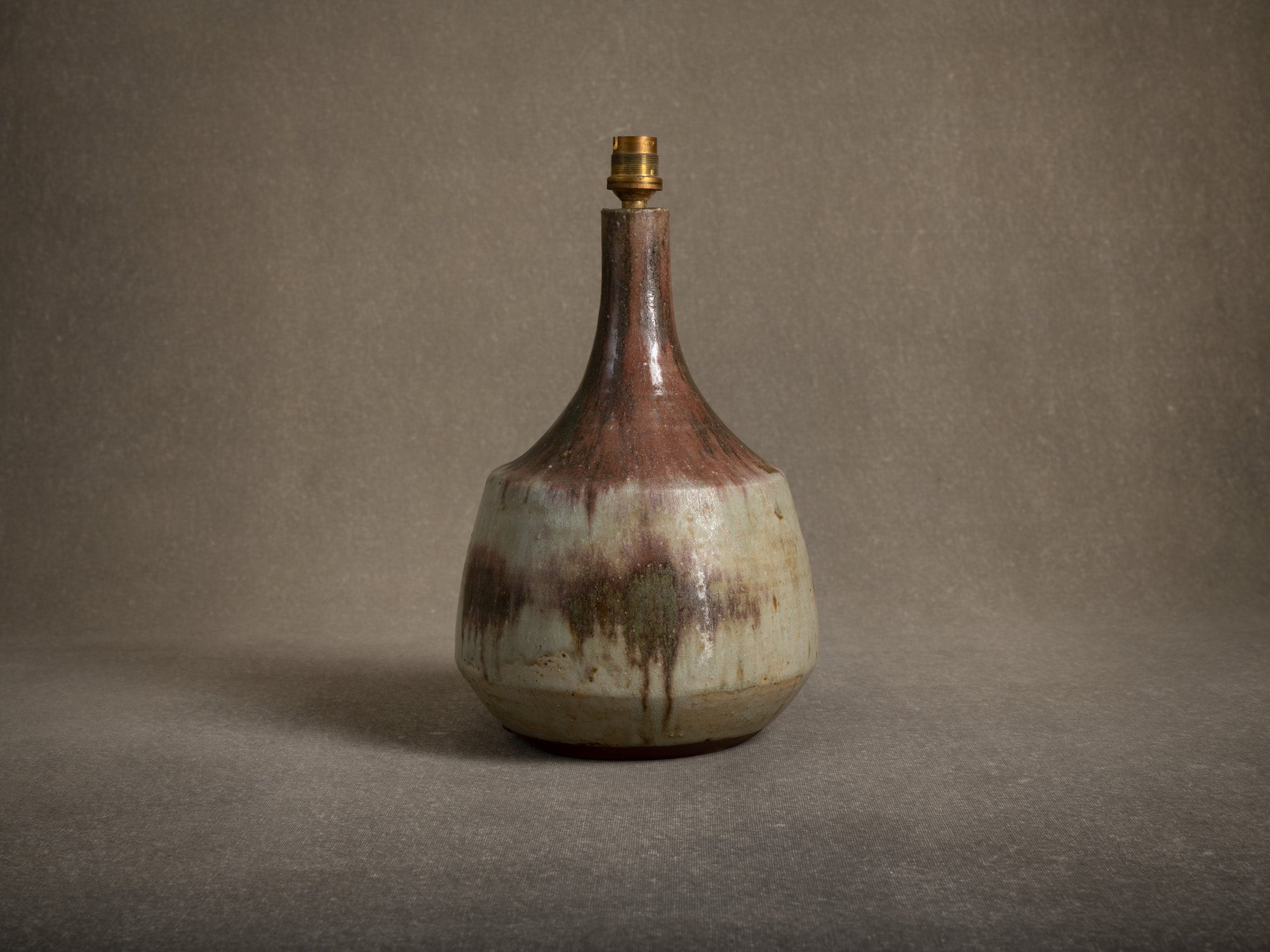 Lampe en grès de La Borne par Annie Maume, France (vers 1975)..Large La Borne stoneware lamp base by Annie Maume, France (circa 1975)