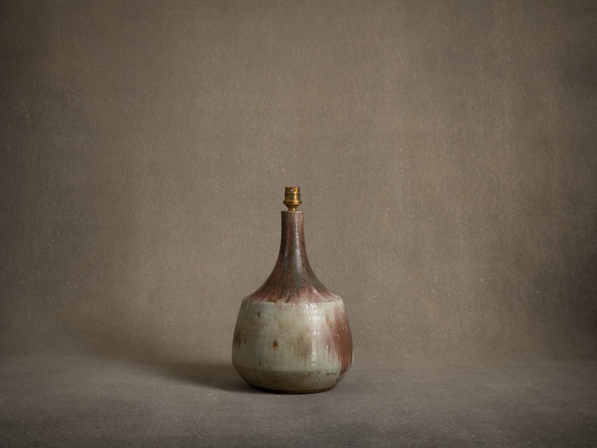 Lampe en grès de La Borne par Annie Maume, France (vers 1975)..Large La Borne stoneware lamp base by Annie Maume, France (circa 1975)