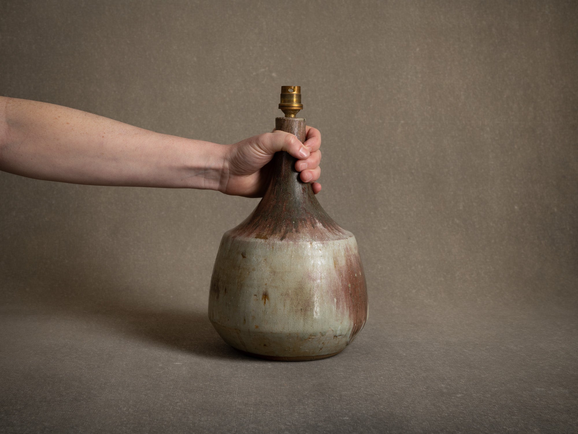 Lampe en grès de La Borne par Annie Maume, France (vers 1975)..Large La Borne stoneware lamp base by Annie Maume, France (circa 1975)