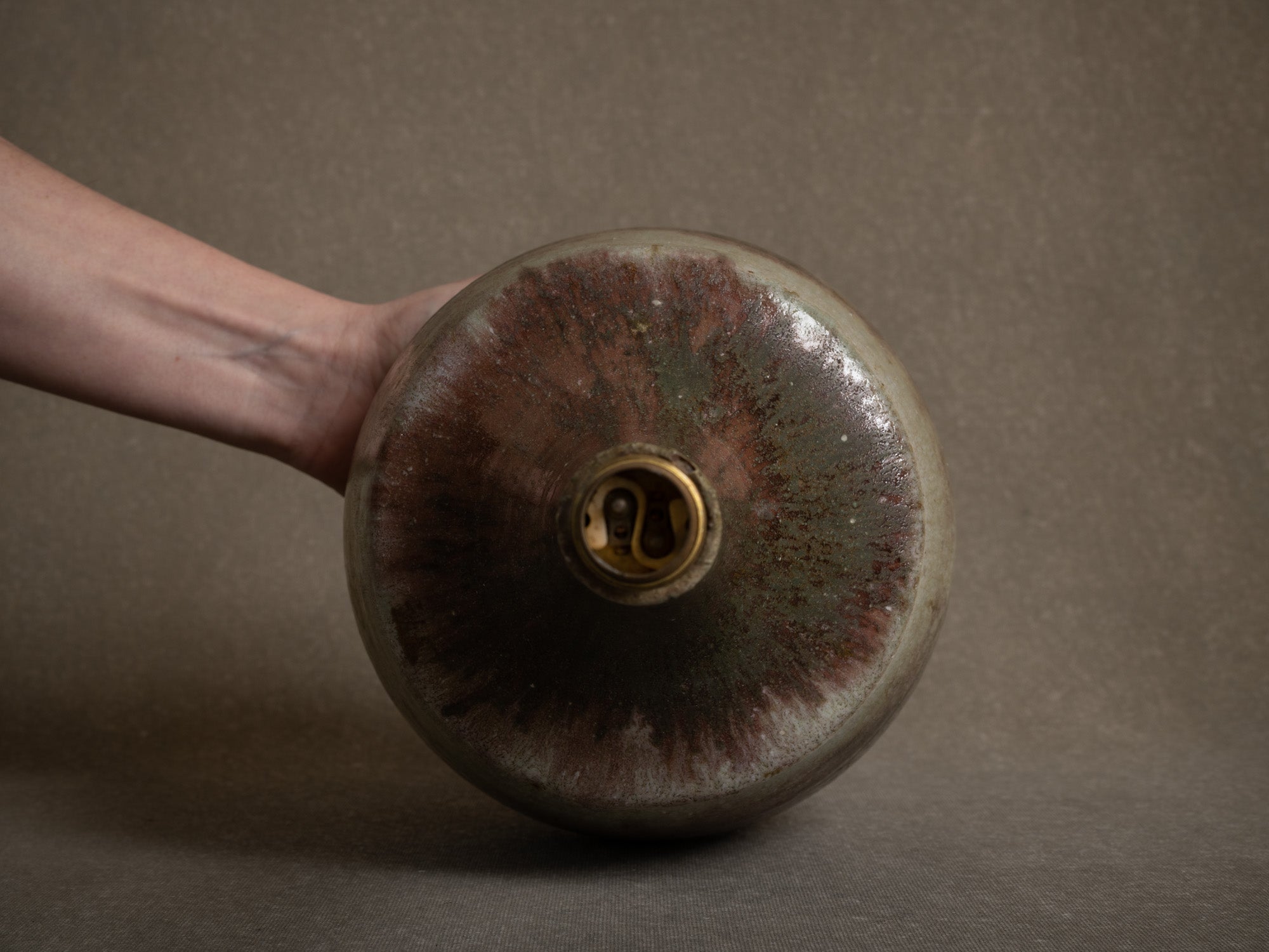 Lampe en grès de La Borne par Annie Maume, France (vers 1975)..Large La Borne stoneware lamp base by Annie Maume, France (circa 1975)