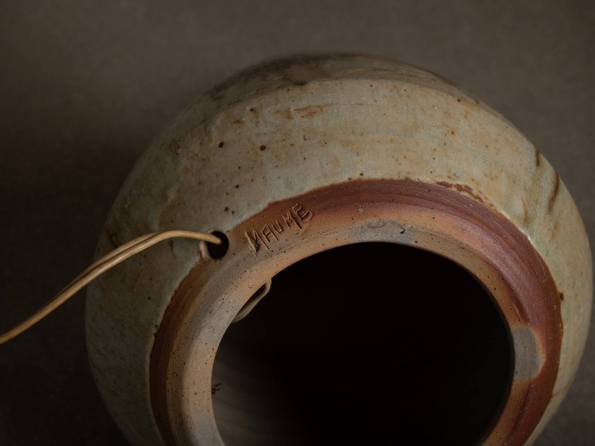 Lampe en grès de La Borne par Annie Maume, France (vers 1975)..Large La Borne stoneware lamp base by Annie Maume, France (circa 1975)