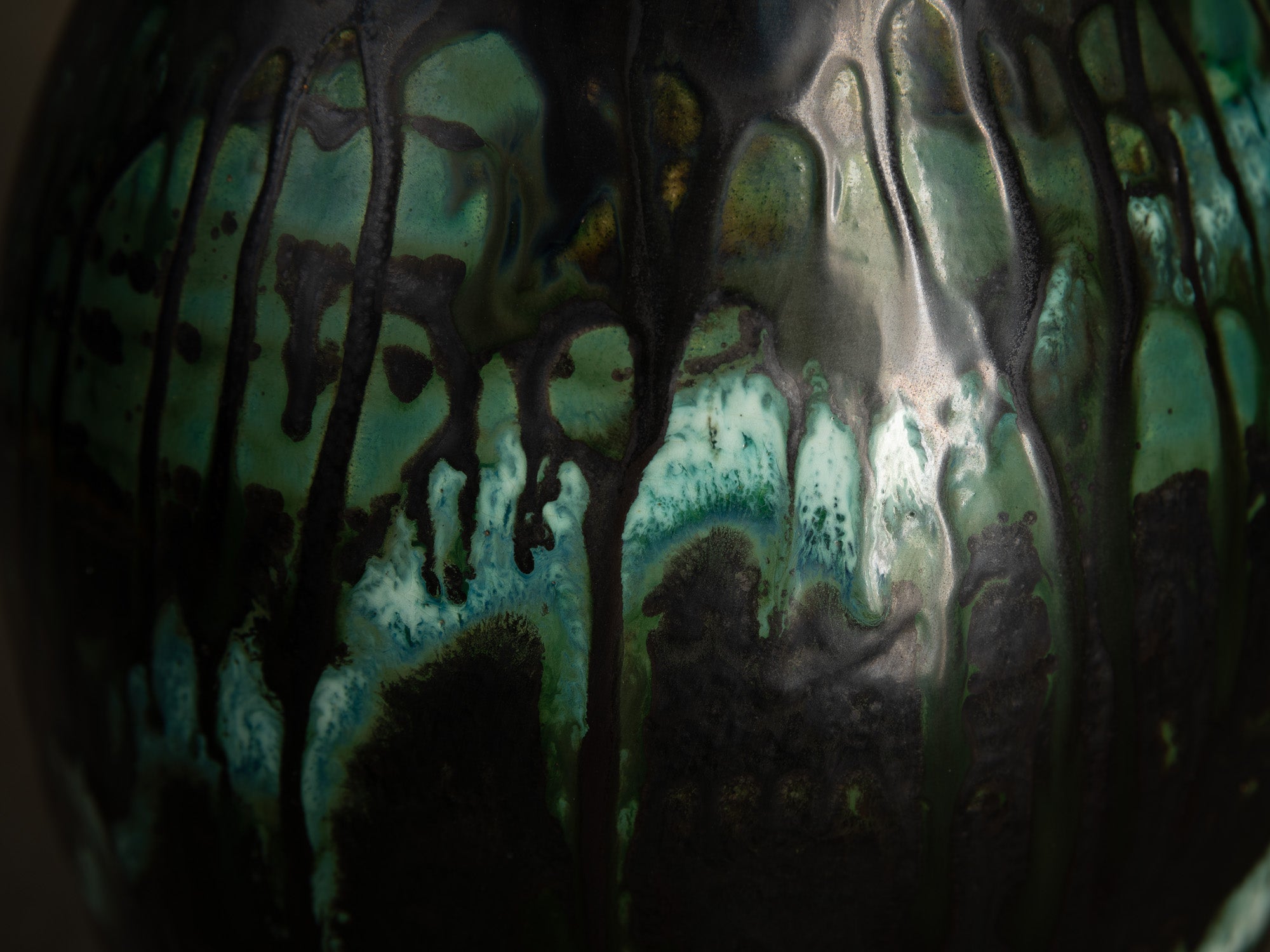 Remarquable vase par Colette Gueden pour Primavera, France (vers 1945-50)..Outstanding vase by Colette Gueden for Primavera, France (circa 1945-50)