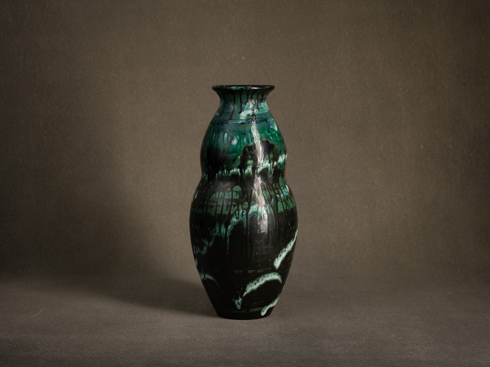 Remarquable vase par Colette Gueden pour Primavera, France (vers 1945-50)..Outstanding vase by Colette Gueden for Primavera, France (circa 1945-50)