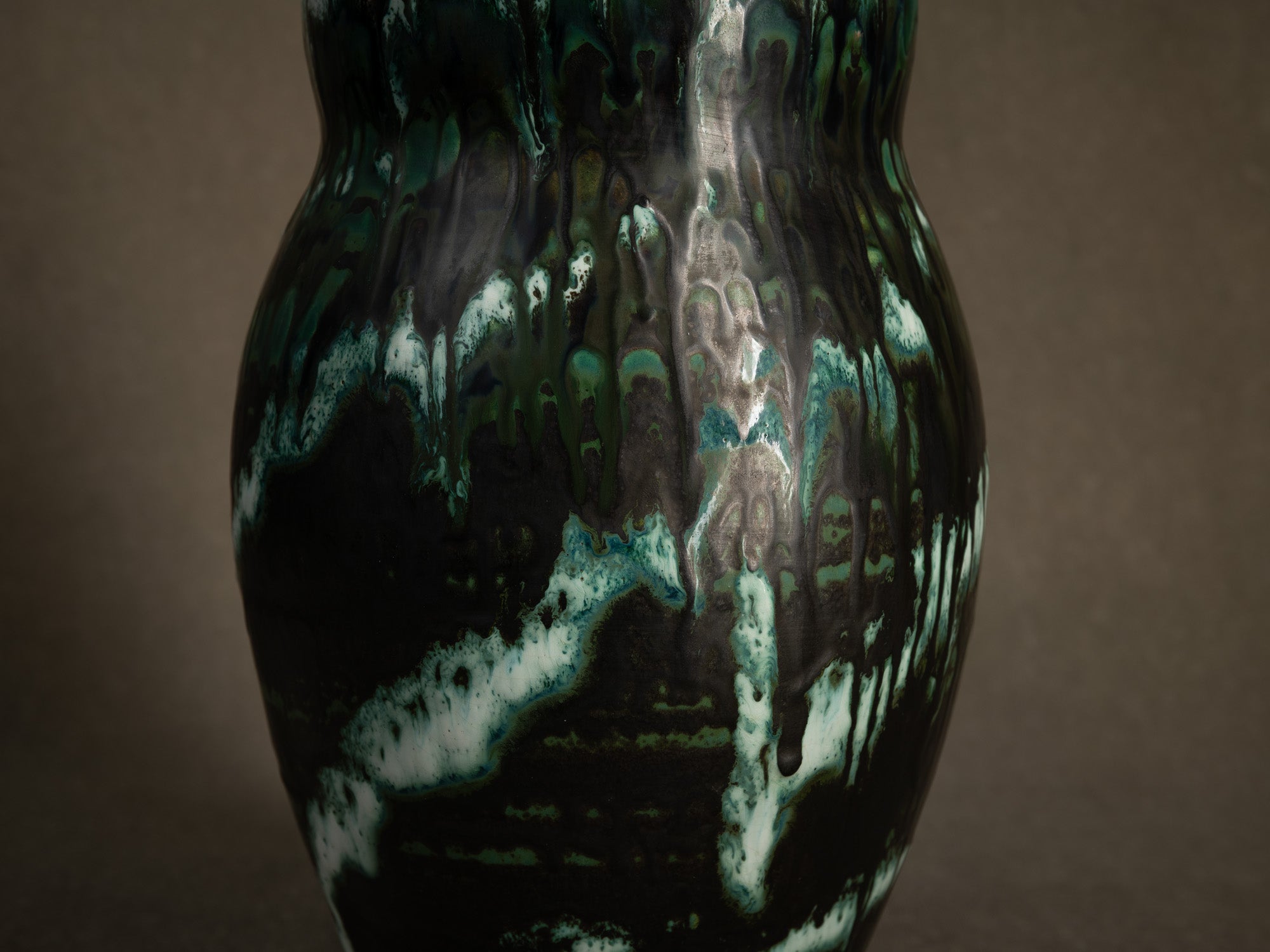 Remarquable vase par Colette Gueden pour Primavera, France (vers 1945-50)..Outstanding vase by Colette Gueden for Primavera, France (circa 1945-50)