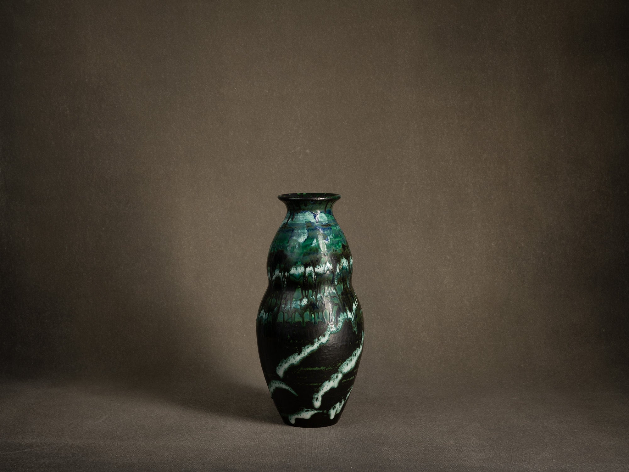 Remarquable vase par Colette Gueden pour Primavera, France (vers 1945-50)..Outstanding vase by Colette Gueden for Primavera, France (circa 1945-50)