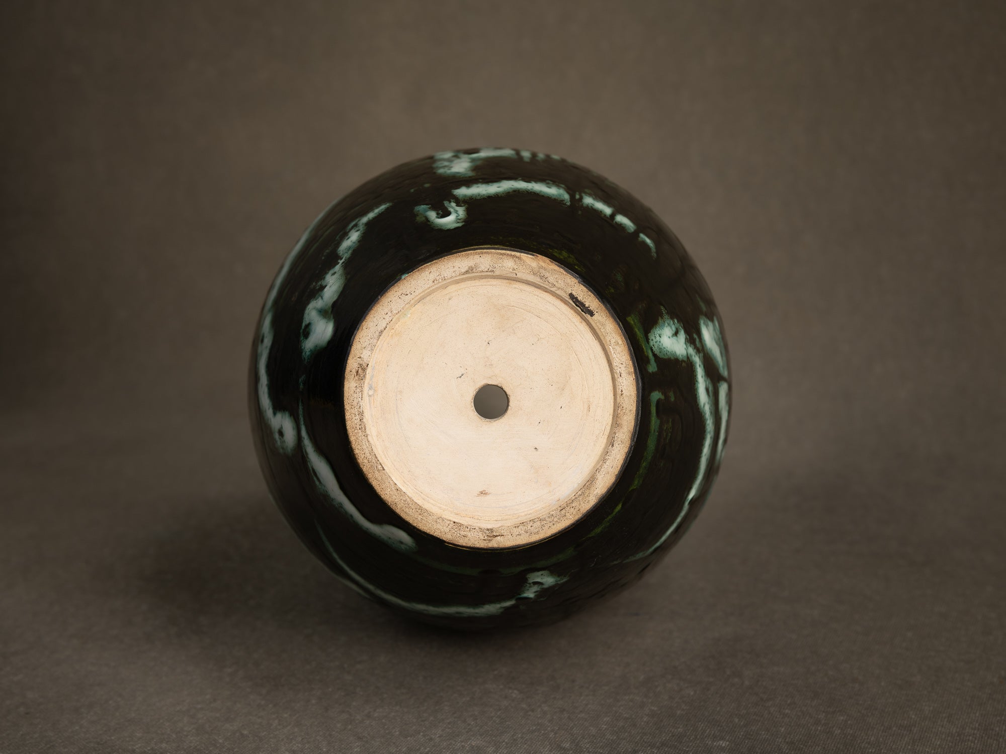 Remarquable vase par Colette Gueden pour Primavera, France (vers 1945-50)..Outstanding vase by Colette Gueden for Primavera, France (circa 1945-50)