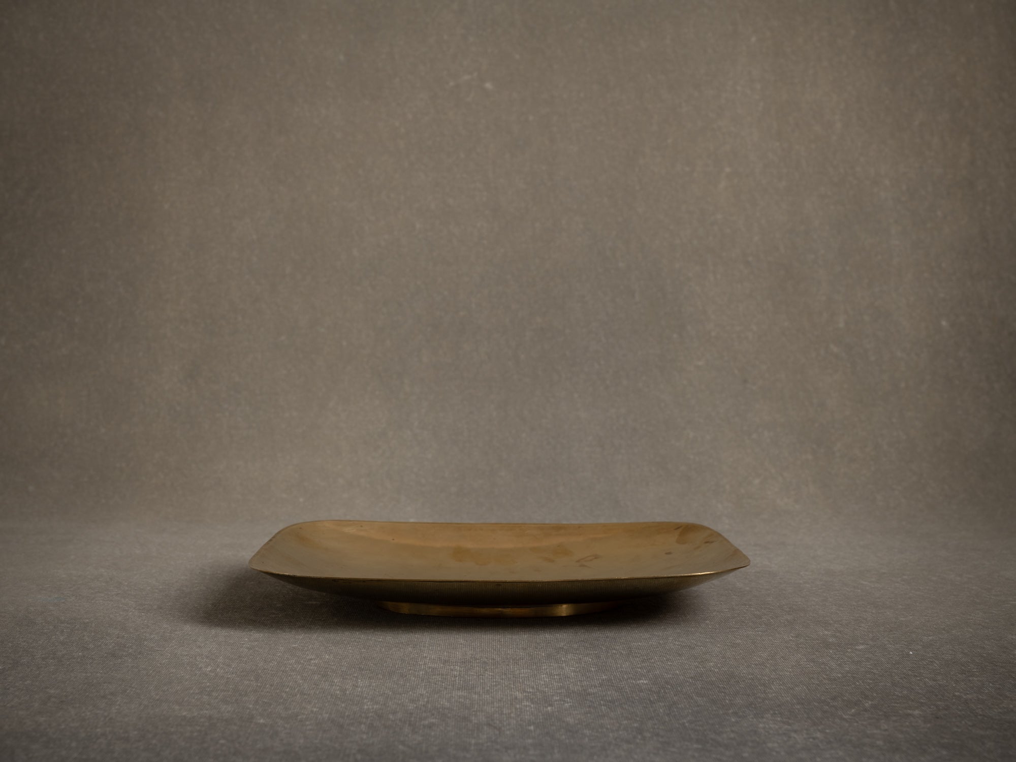 Coupe vide‑poche de Emil Uwe Bläse, Allemagne (vers 1950)..Brass modernist bowl by Emil Uwe Bläse, Germany (circa 1950)