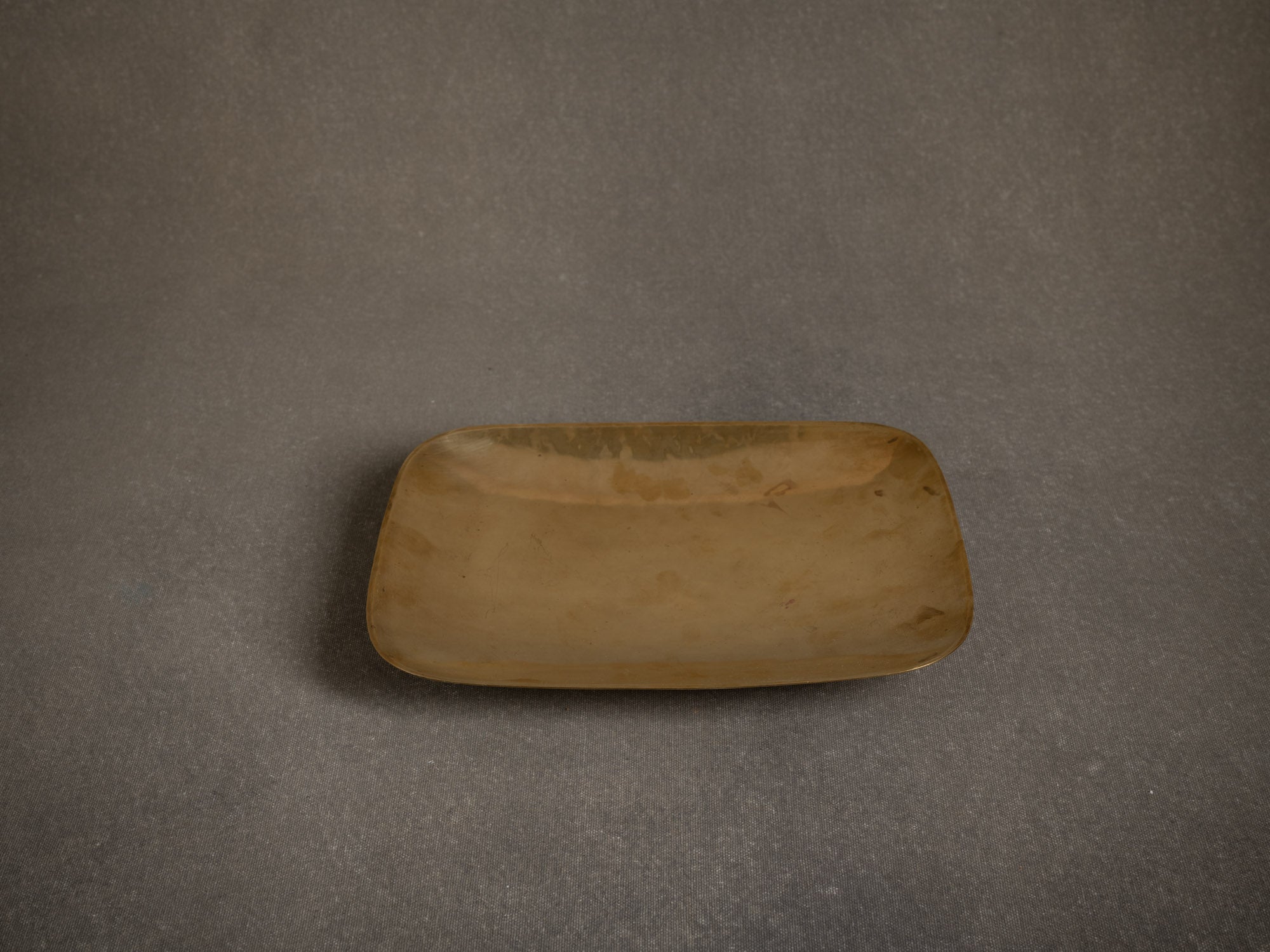 Coupe vide‑poche de Emil Uwe Bläse, Allemagne (vers 1950)..Brass modernist bowl by Emil Uwe Bläse, Germany (circa 1950)
