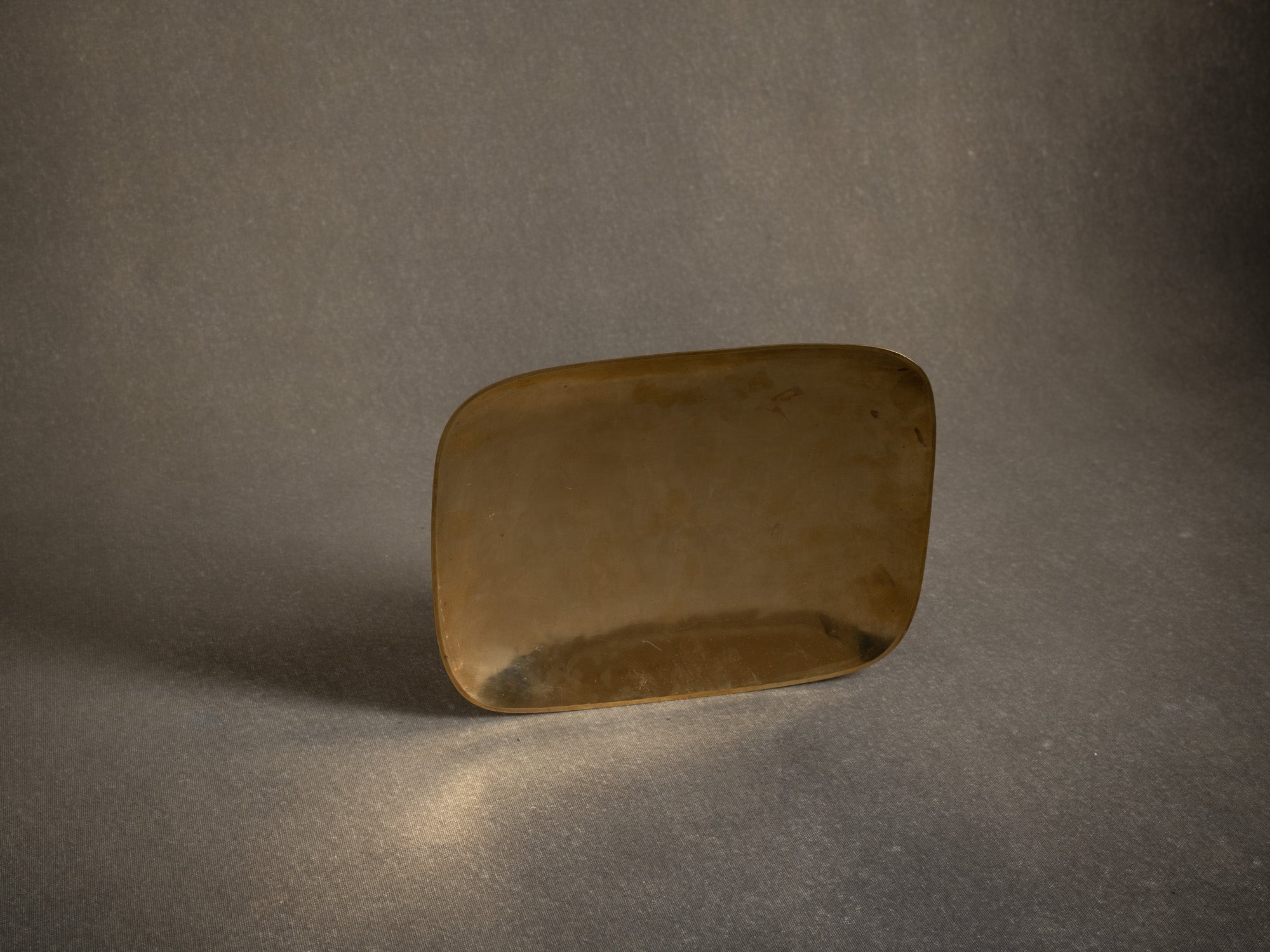 Coupe vide‑poche de Emil Uwe Bläse, Allemagne (vers 1950)..Brass modernist bowl by Emil Uwe Bläse, Germany (circa 1950)