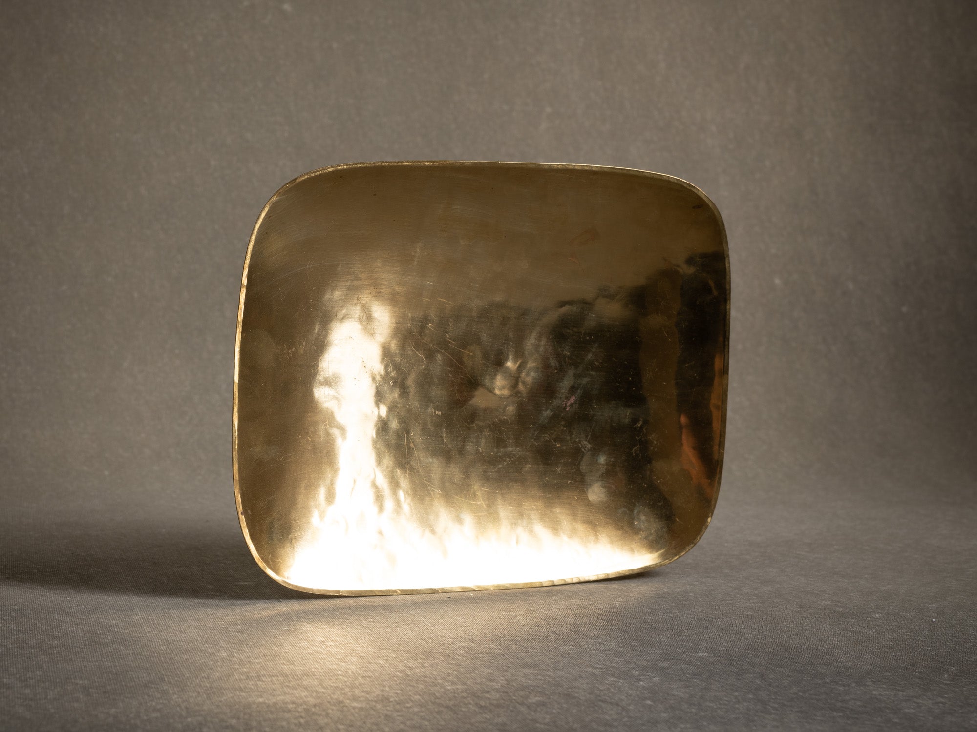 Coupe vide‑poche de Emil Uwe Bläse, Allemagne (vers 1950)..Brass modernist bowl by Emil Uwe Bläse, Germany (circa 1950)