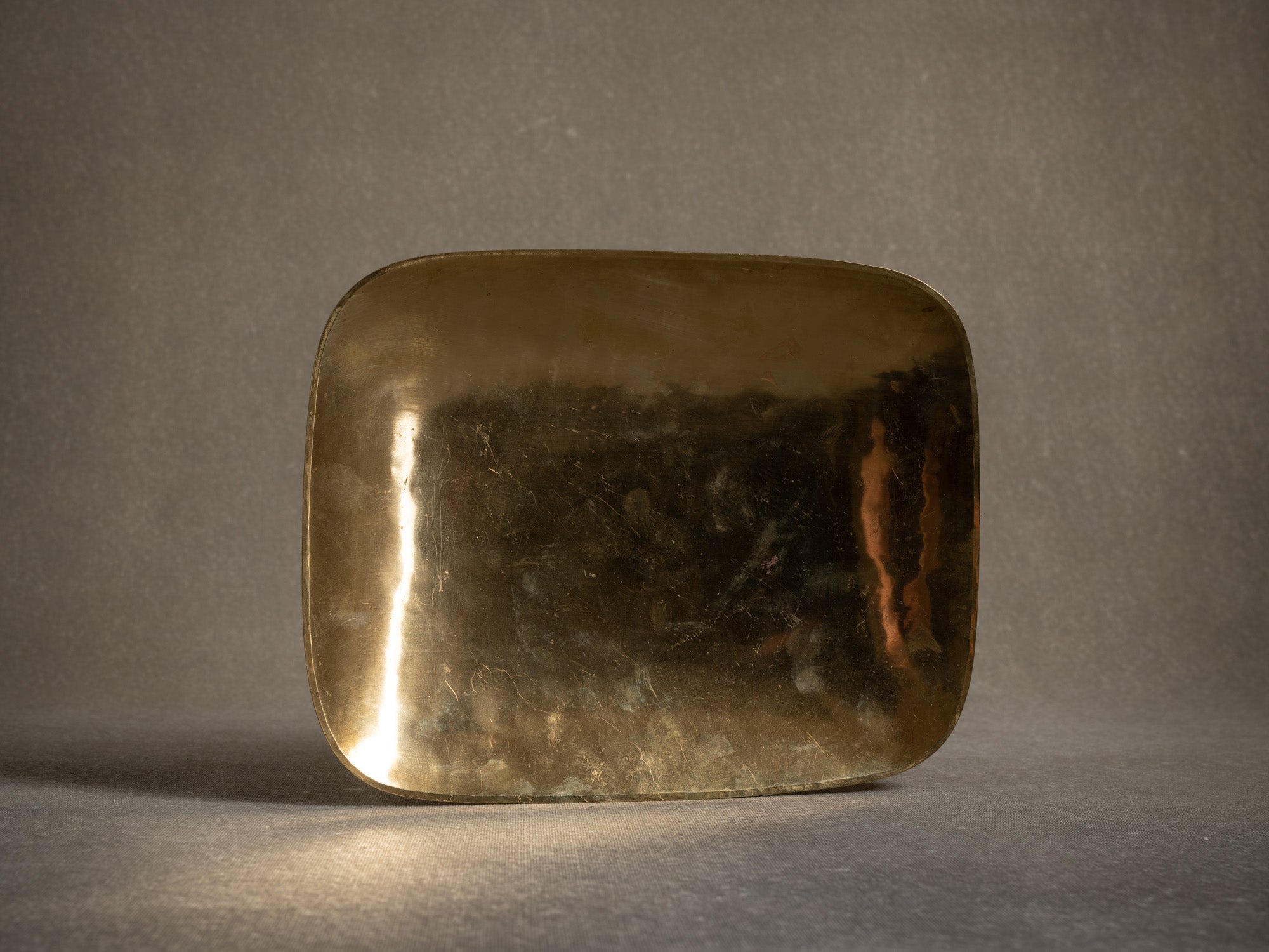 Coupe vide‑poche de Emil Uwe Bläse, Allemagne (vers 1950)..Brass modernist bowl by Emil Uwe Bläse, Germany (circa 1950)