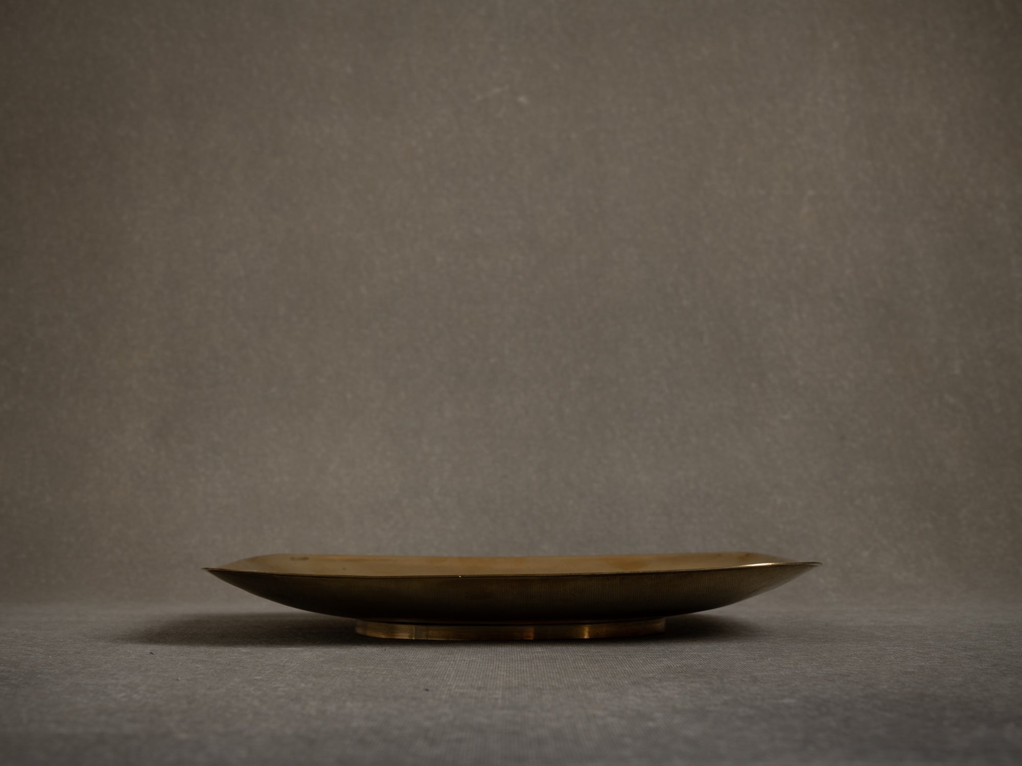 Coupe vide‑poche de Emil Uwe Bläse, Allemagne (vers 1950)..Brass modernist bowl by Emil Uwe Bläse, Germany (circa 1950)