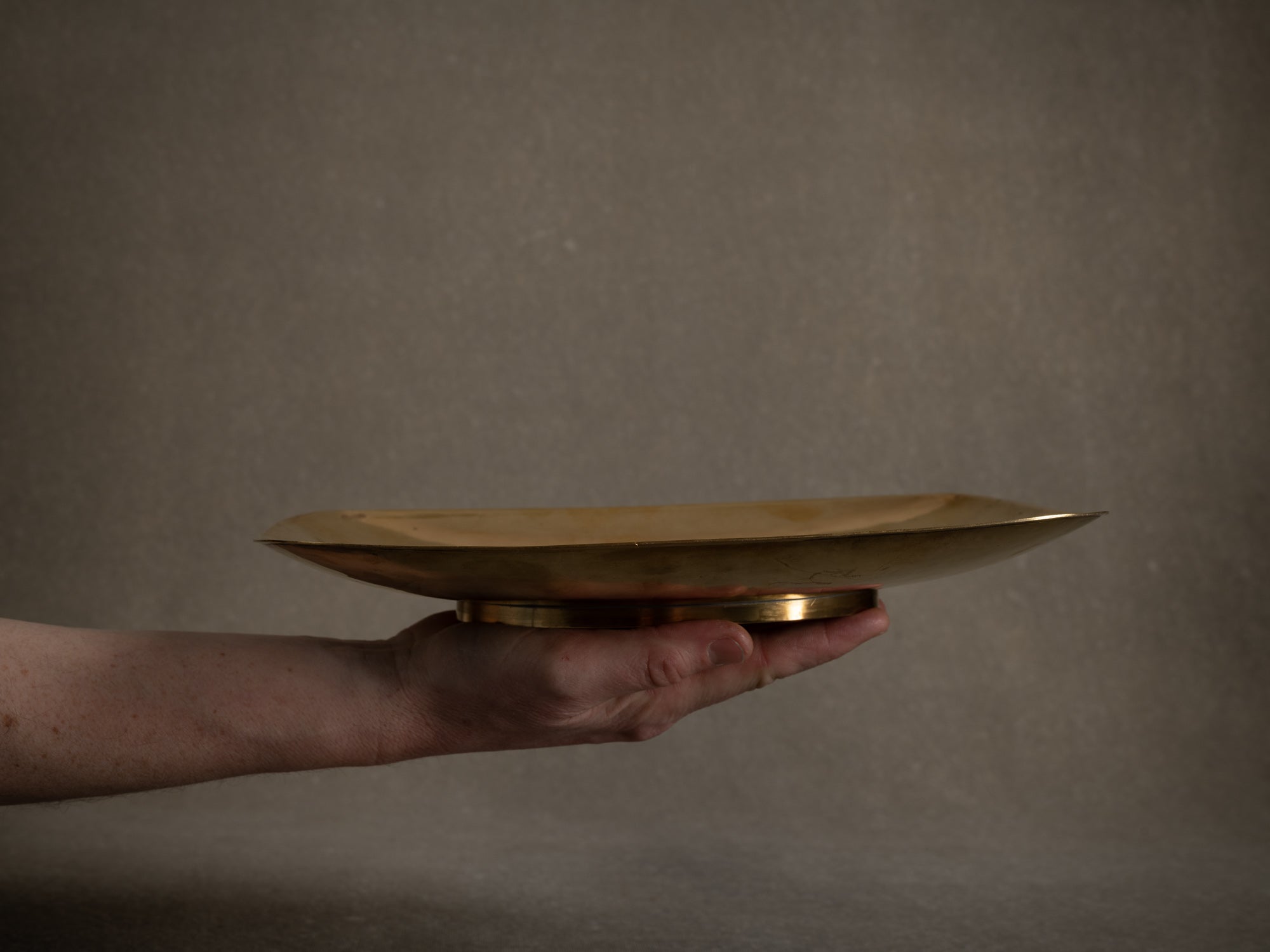 Coupe vide‑poche de Emil Uwe Bläse, Allemagne (vers 1950)..Brass modernist bowl by Emil Uwe Bläse, Germany (circa 1950)