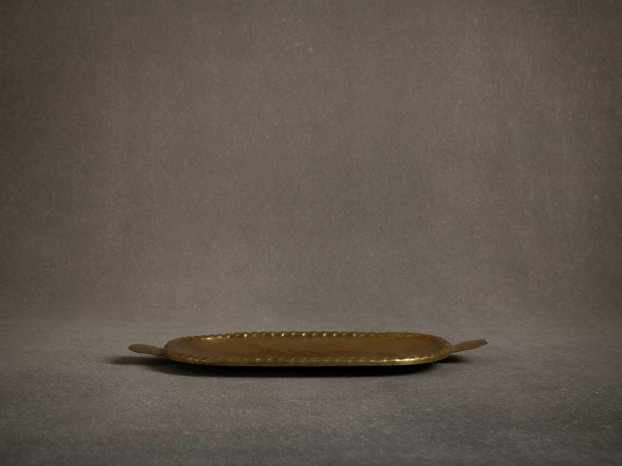 Coupe vide‑poche dans le style de Josef Frank, Suède (vers 1935-50)..Brass neoclassical bowl, in the manner of Josef Frank, Sweden (circa 1935-50)