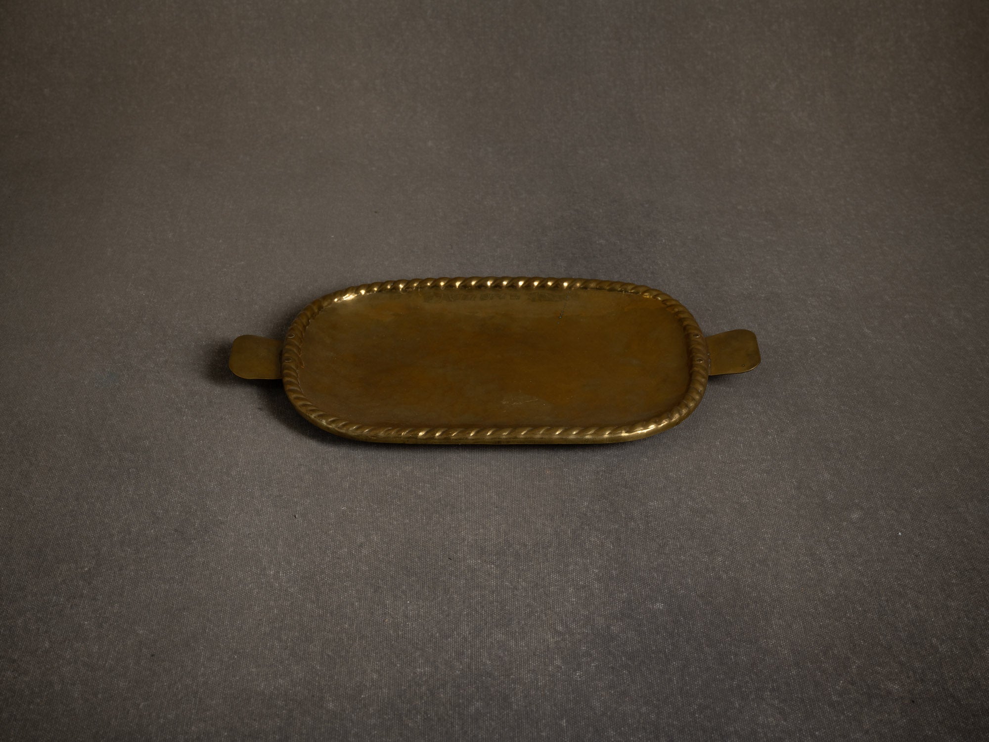 Coupe vide‑poche dans le style de Josef Frank, Suède (vers 1935-50)..Brass neoclassical bowl, in the manner of Josef Frank, Sweden (circa 1935-50)