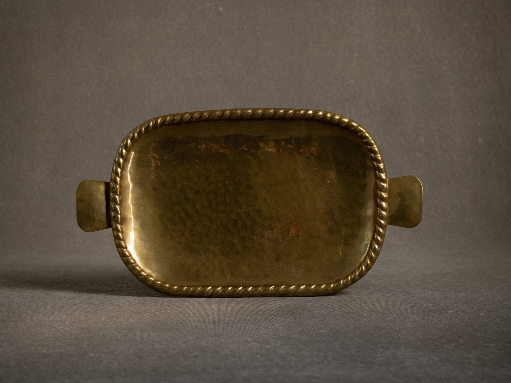 Coupe vide‑poche dans le style de Josef Frank, Suède (vers 1935-50)..Brass neoclassical bowl, in the manner of Josef Frank, Sweden (circa 1935-50)
