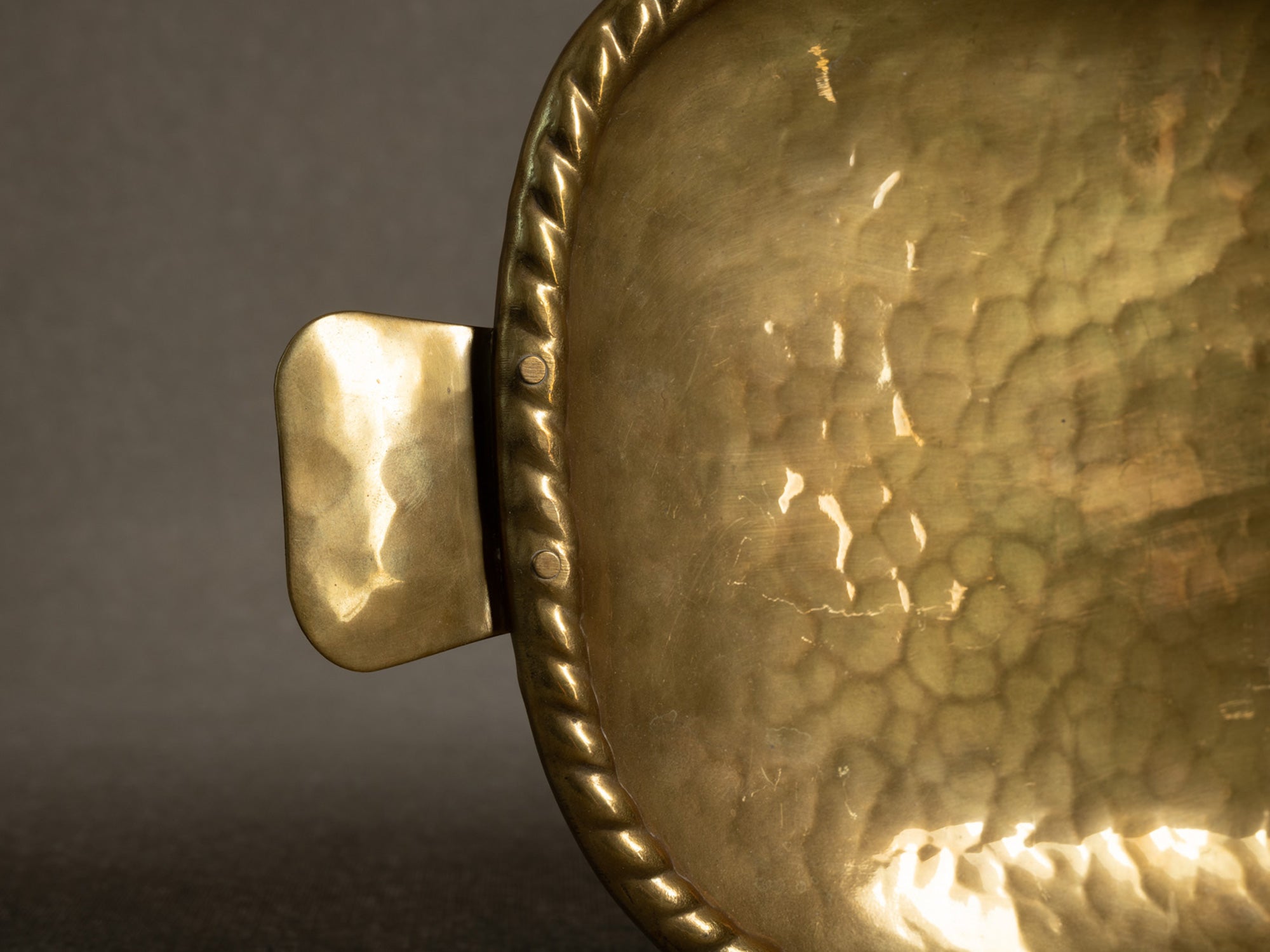 Coupe vide‑poche dans le style de Josef Frank, Suède (vers 1935-50)..Brass neoclassical bowl, in the manner of Josef Frank, Sweden (circa 1935-50)