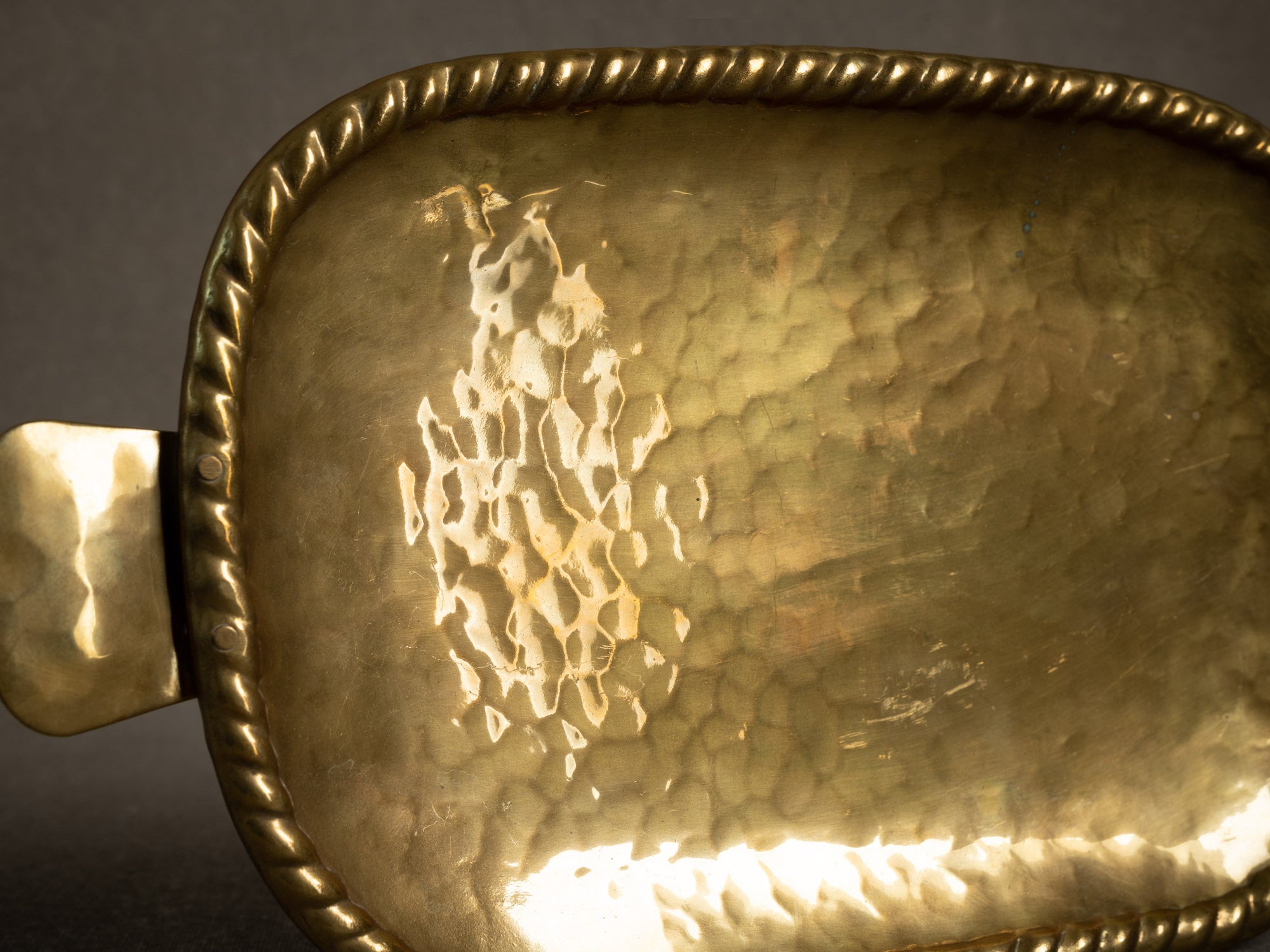 Coupe vide‑poche dans le style de Josef Frank, Suède (vers 1935-50)..Brass neoclassical bowl, in the manner of Josef Frank, Sweden (circa 1935-50)