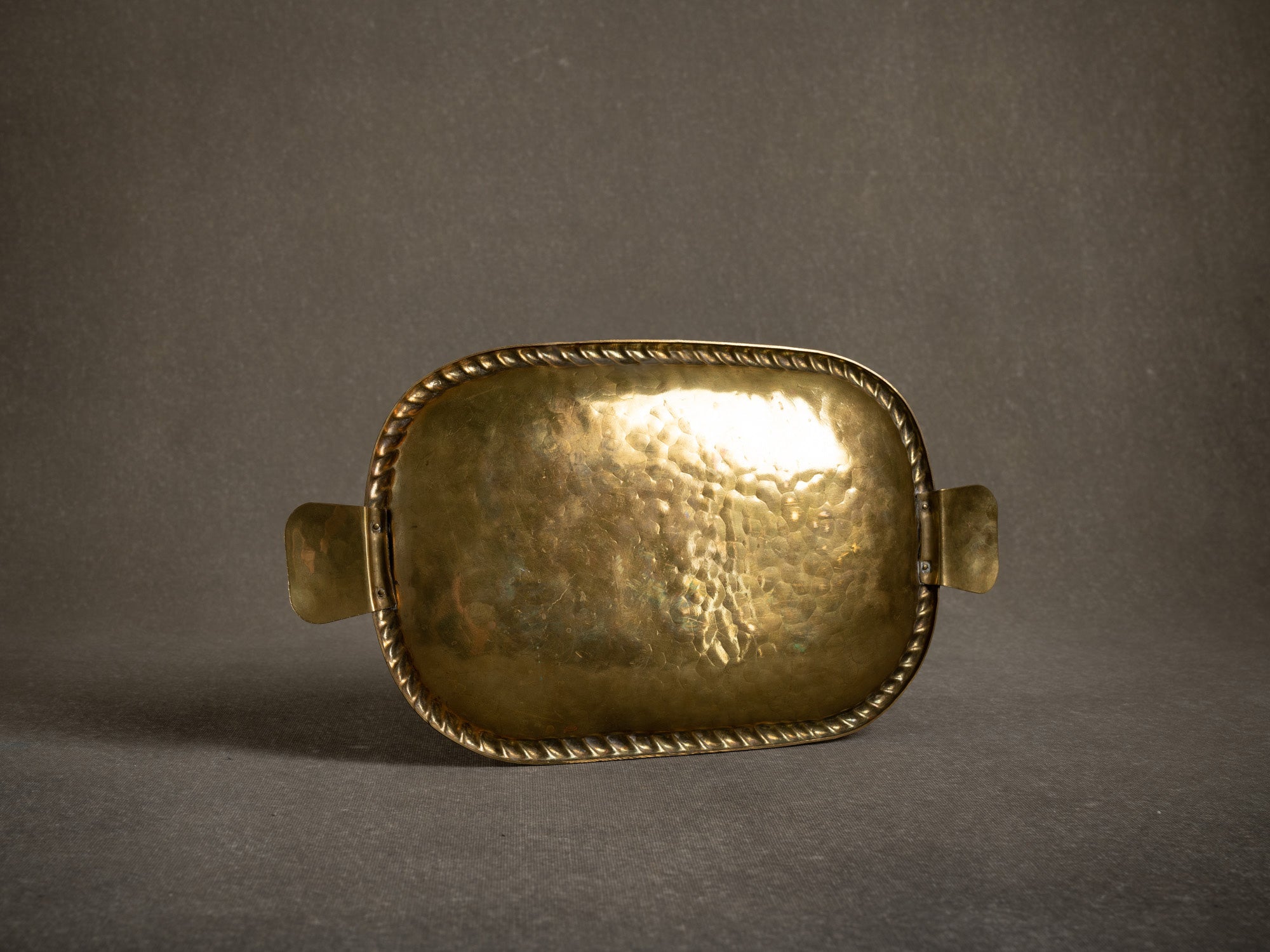 Coupe vide‑poche dans le style de Josef Frank, Suède (vers 1935-50)..Brass neoclassical bowl, in the manner of Josef Frank, Sweden (circa 1935-50)