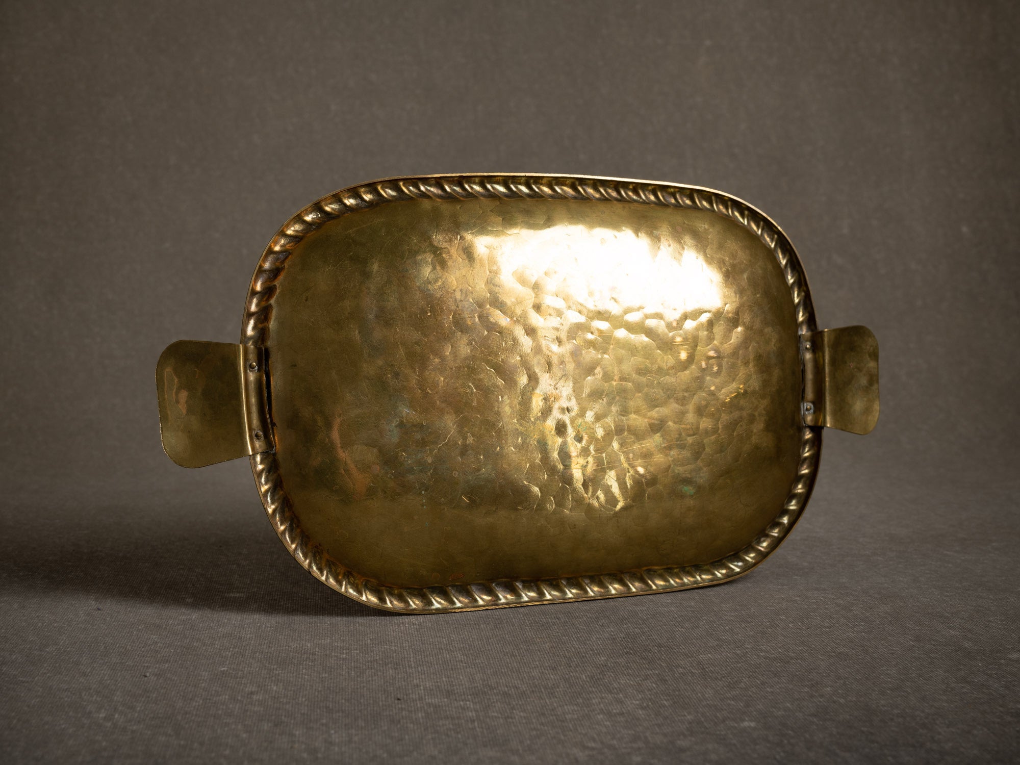 Coupe vide‑poche dans le style de Josef Frank, Suède (vers 1935-50)..Brass neoclassical bowl, in the manner of Josef Frank, Sweden (circa 1935-50)