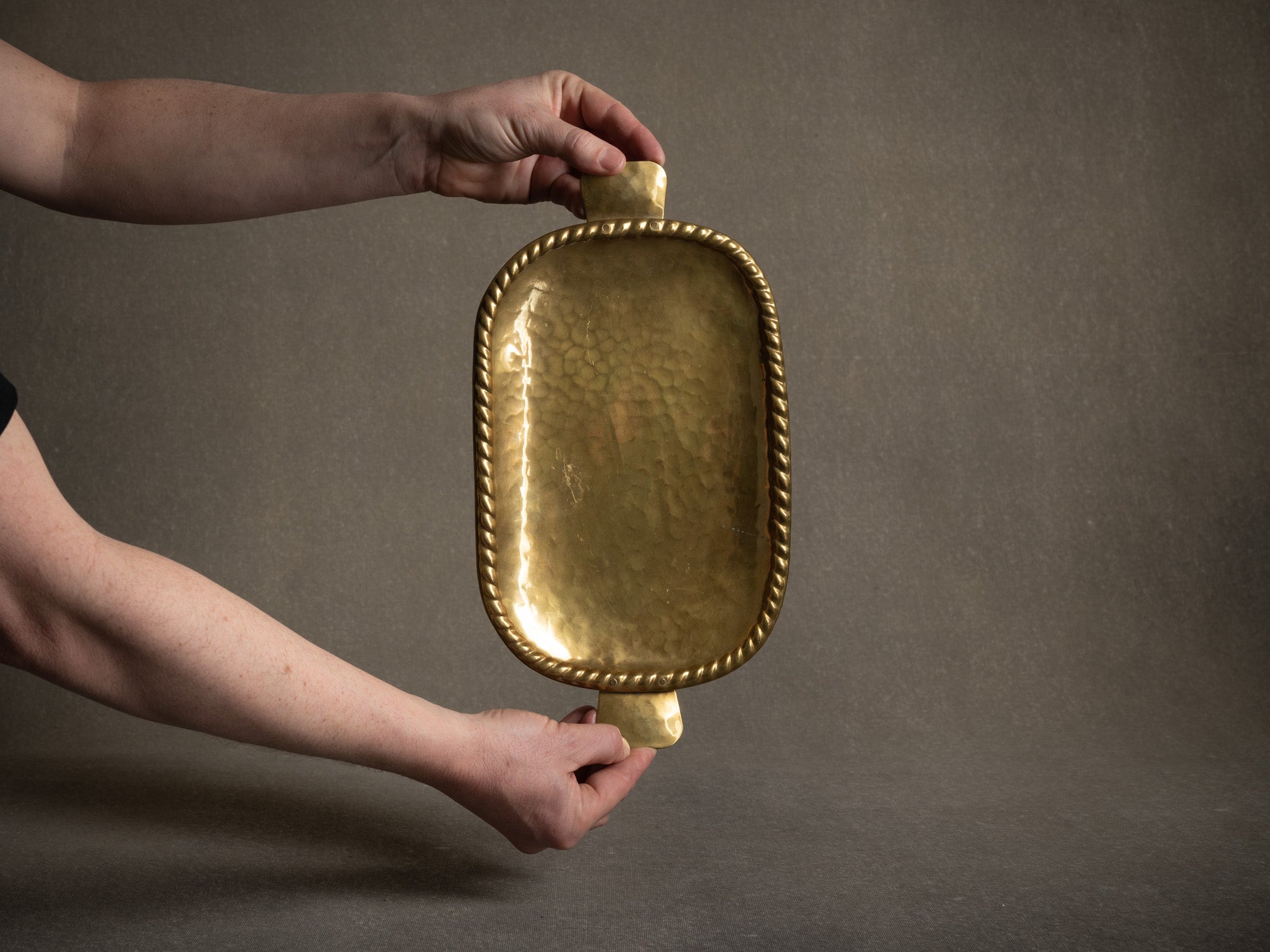 Coupe vide‑poche dans le style de Josef Frank, Suède (vers 1935-50)..Brass neoclassical bowl, in the manner of Josef Frank, Sweden (circa 1935-50)