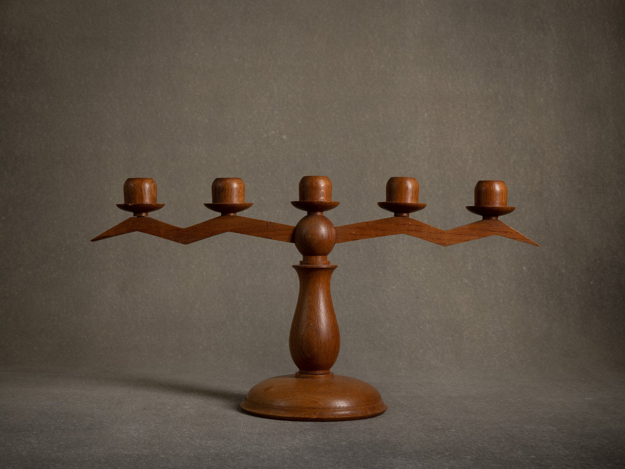 Rare candélabre moderniste d'inspiration anthroposophique en chêne, Suisse (1936)..Remarquable modernist candelabra of Anthroposophist inspiration in solid oak, Switzerland (1936)
