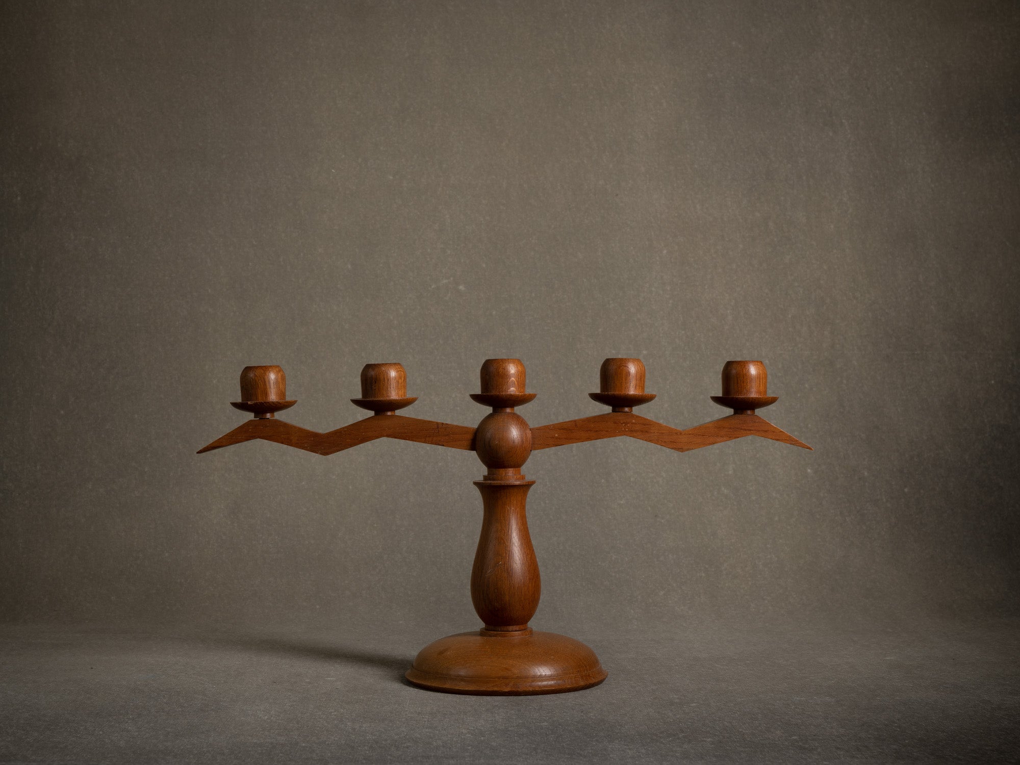 Rare candélabre moderniste d'inspiration anthroposophique en chêne, Suisse (1936)..Remarquable modernist candelabra of Anthroposophist inspiration in solid oak, Switzerland (1936)
